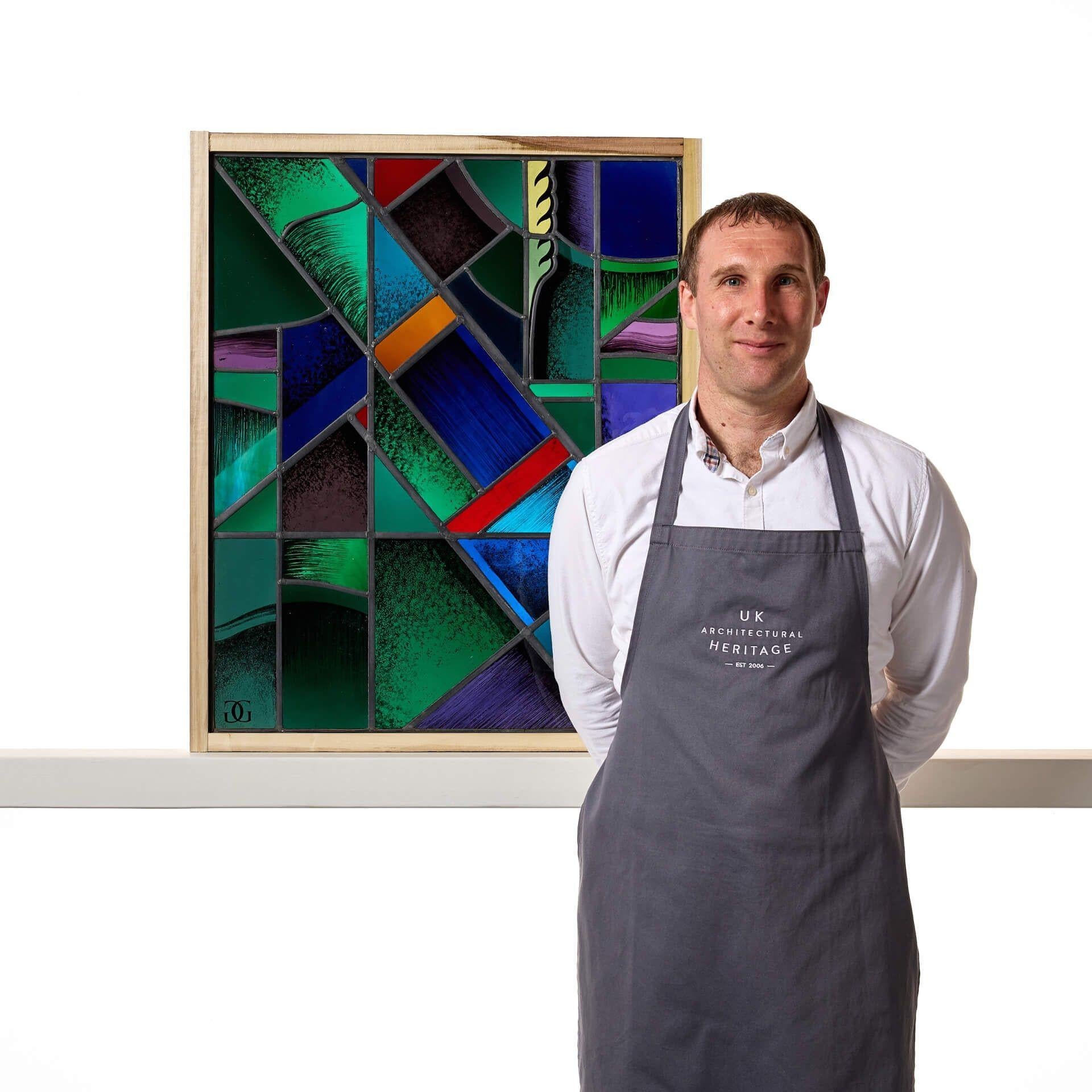 Vitrail géométrique de Goddard et Gibbs.

Il s'agit d'un vitrail moderniste abstrait au design inhabituel, mêlant une gamme de couleurs, de formes et de motifs éclatants.

Un épi de blé subtilement stylisé est visible au centre, entouré de couleurs