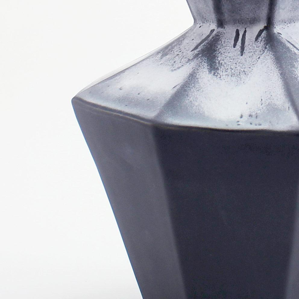 Geometric Statement Vase Ash Matte Black Faceted Porcelain Modern Minimal (amerikanisch) im Angebot
