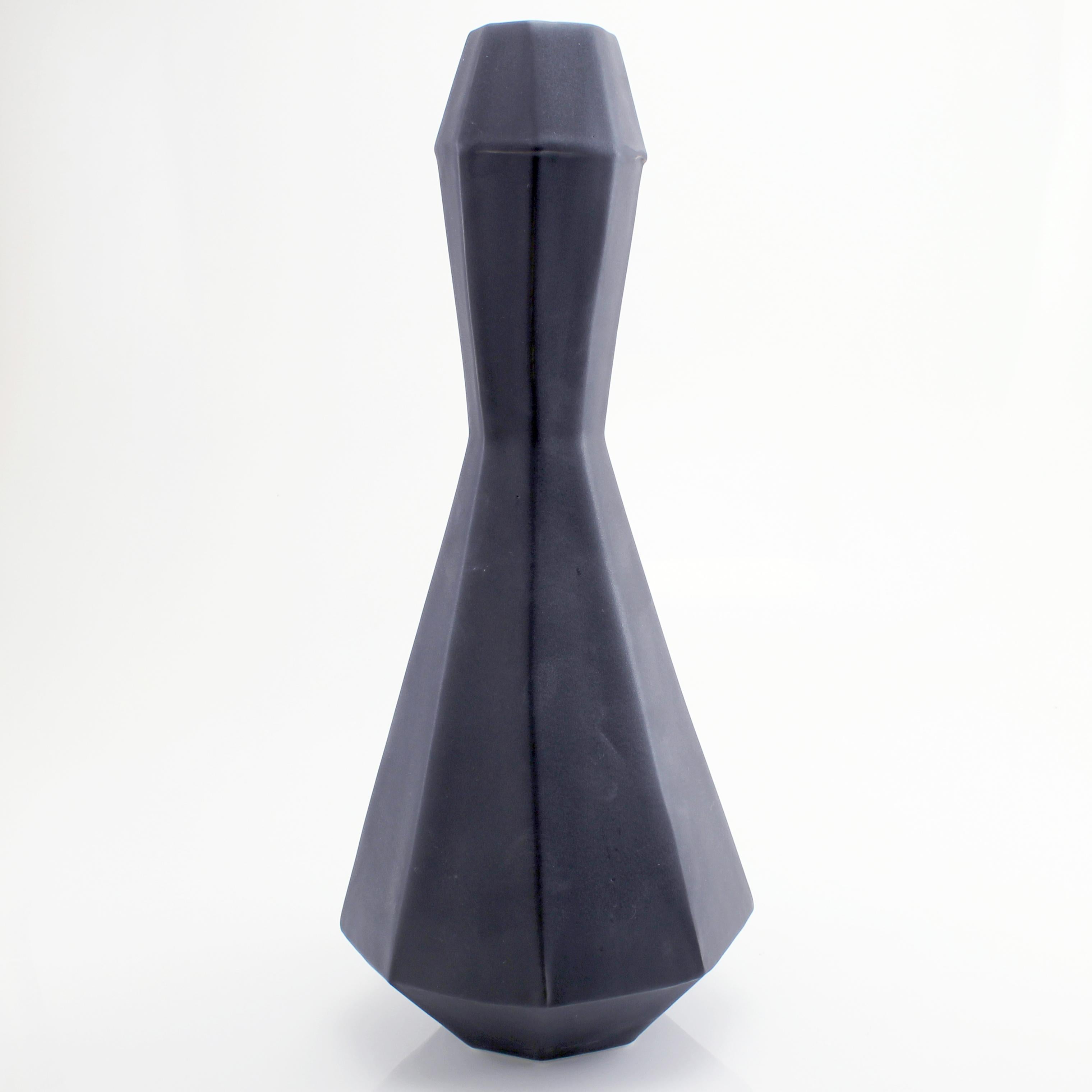 Geometric Statement Vase Ash Matte Contemporary Porcelain Minimalist (Minimalistisch) im Angebot