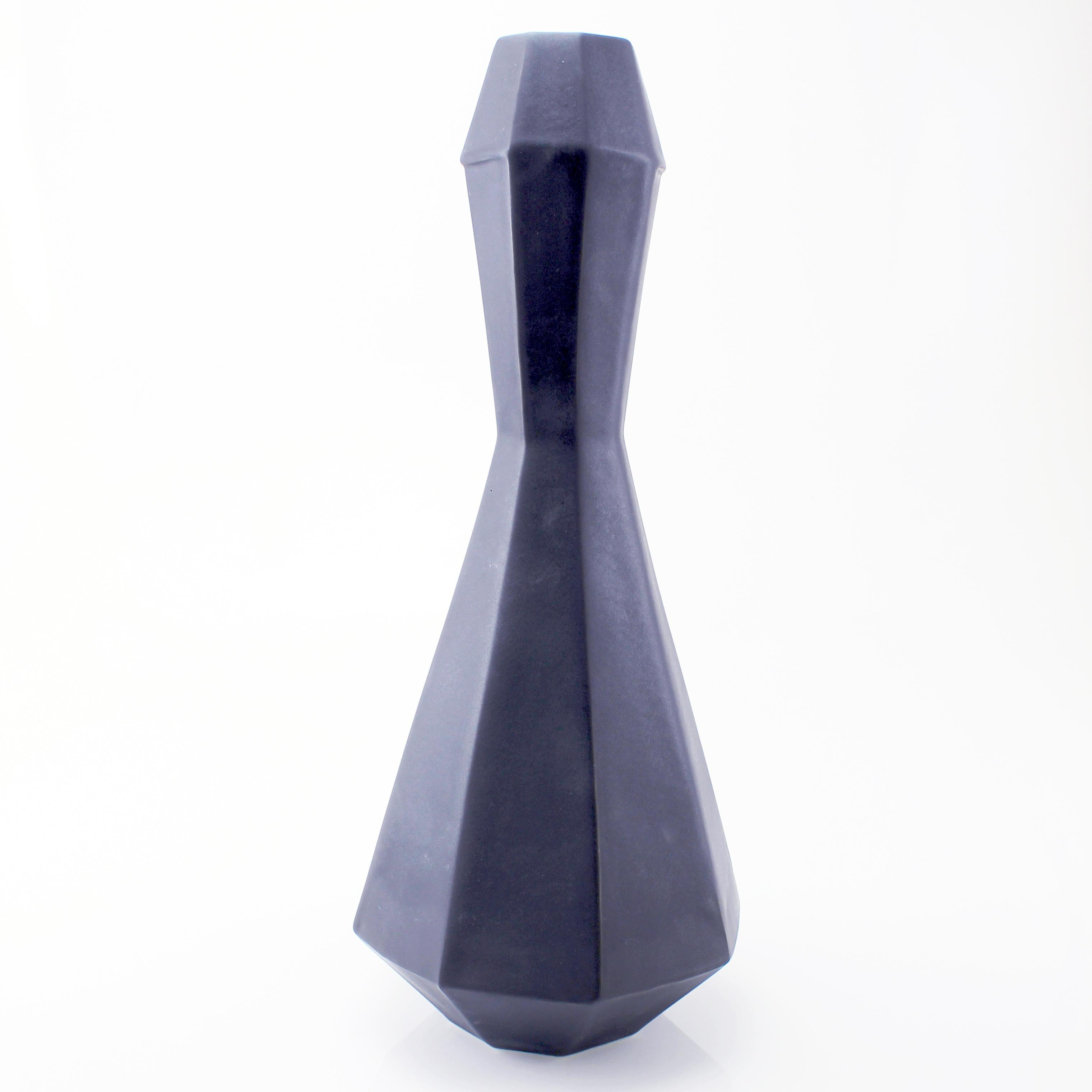Geometric Statement Vase Ash Matte Contemporary Porcelain Minimalist (amerikanisch) im Angebot