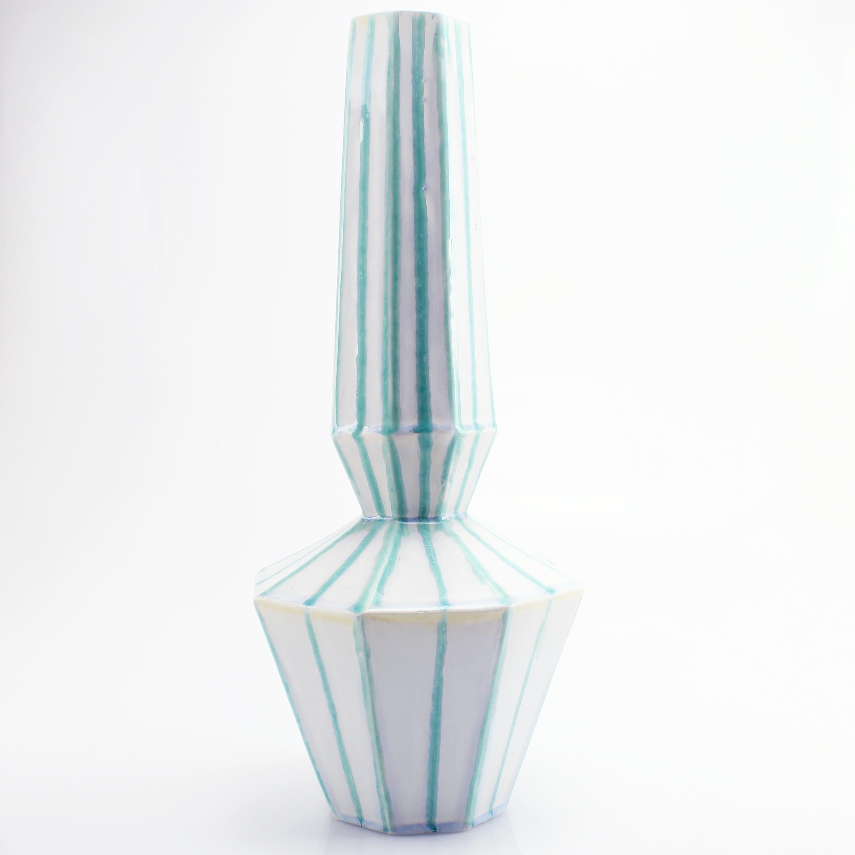 Geometric Statement Vase Green and White Stripes Faceted Porcelain Art Deco (amerikanisch) im Angebot