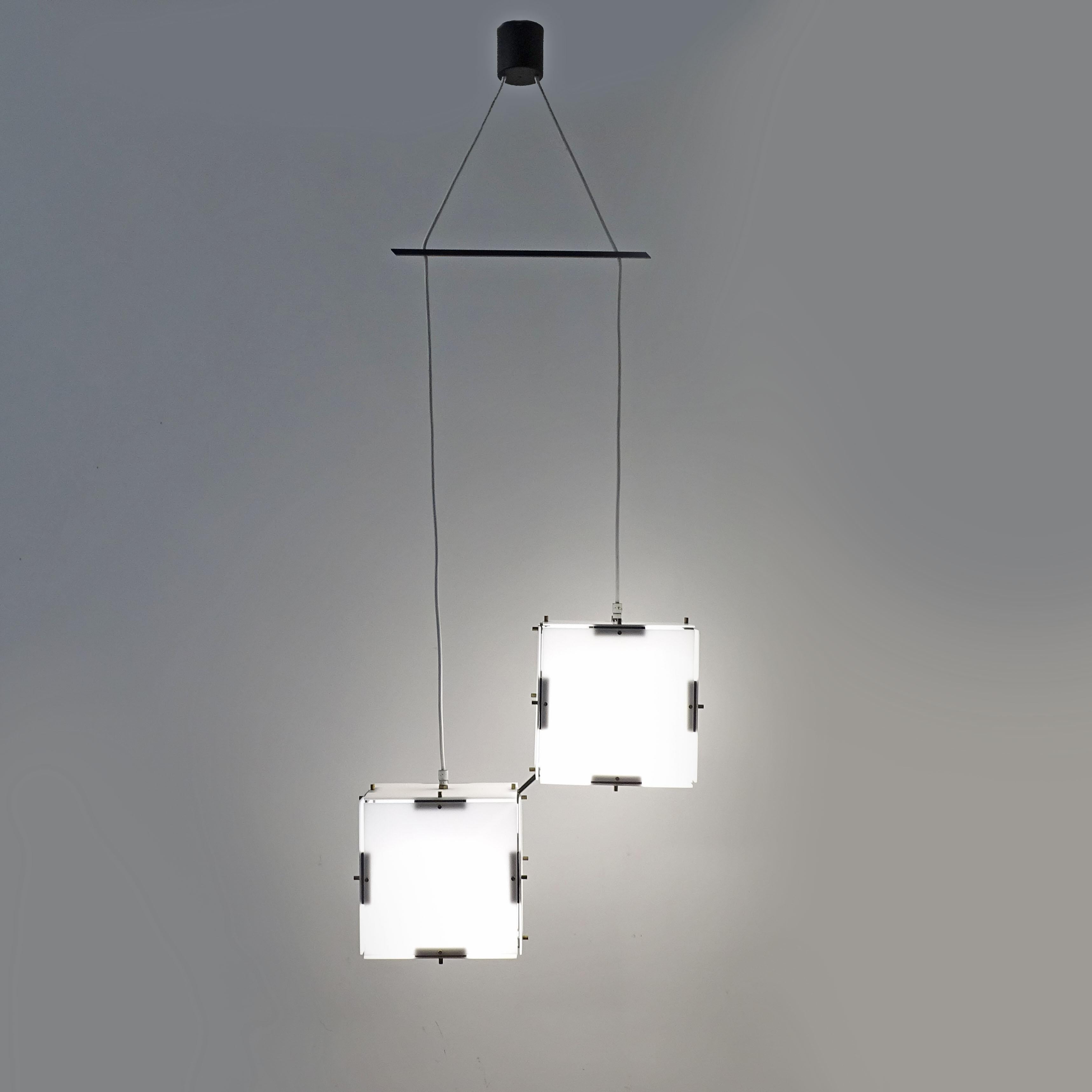 Lampada da soffitto geometrica Stilux a due quadrati in plexiglass, Italia 1950s In condizioni buone in vendita a Milan, IT