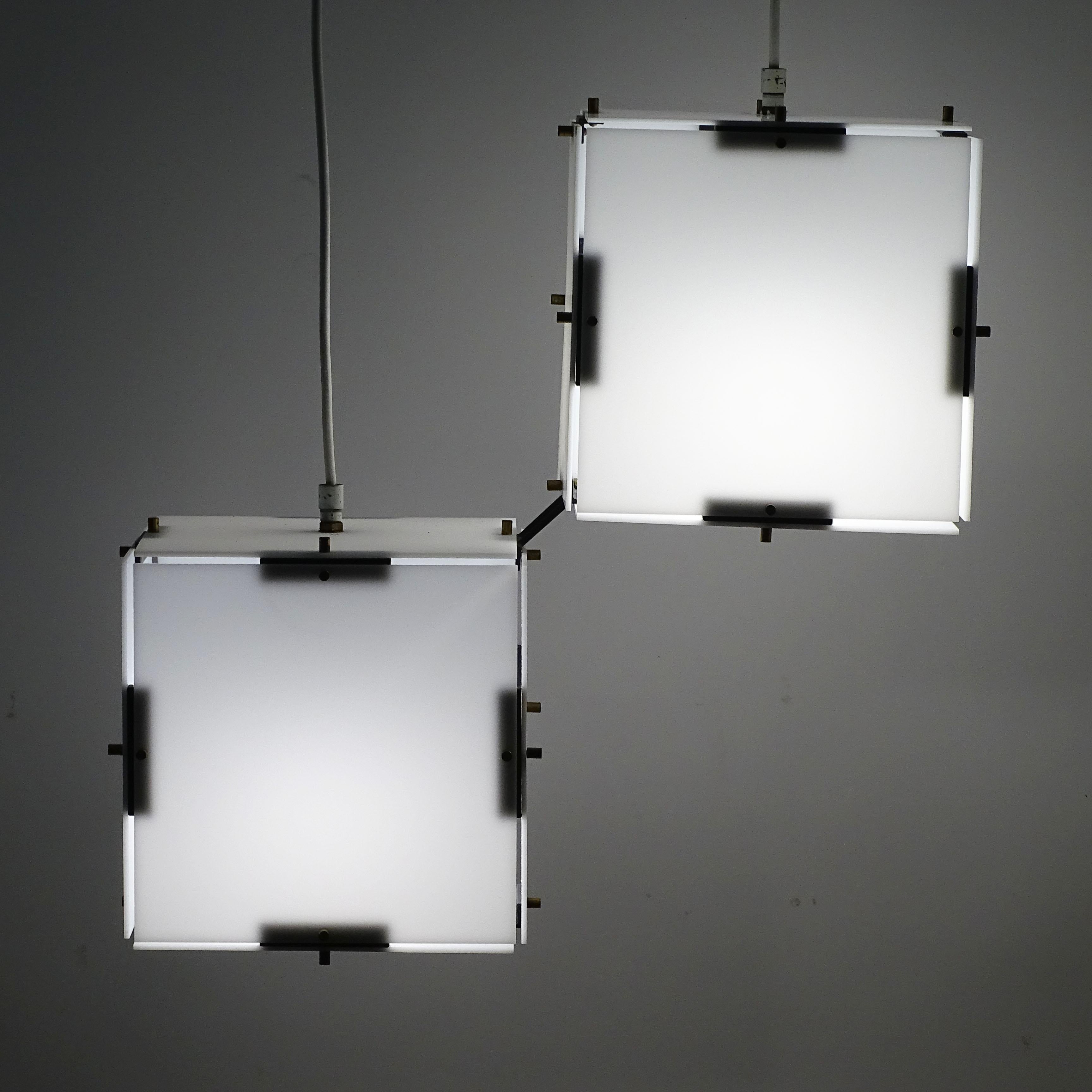 Metà XX secolo Lampada da soffitto geometrica Stilux a due quadrati in plexiglass, Italia 1950s in vendita