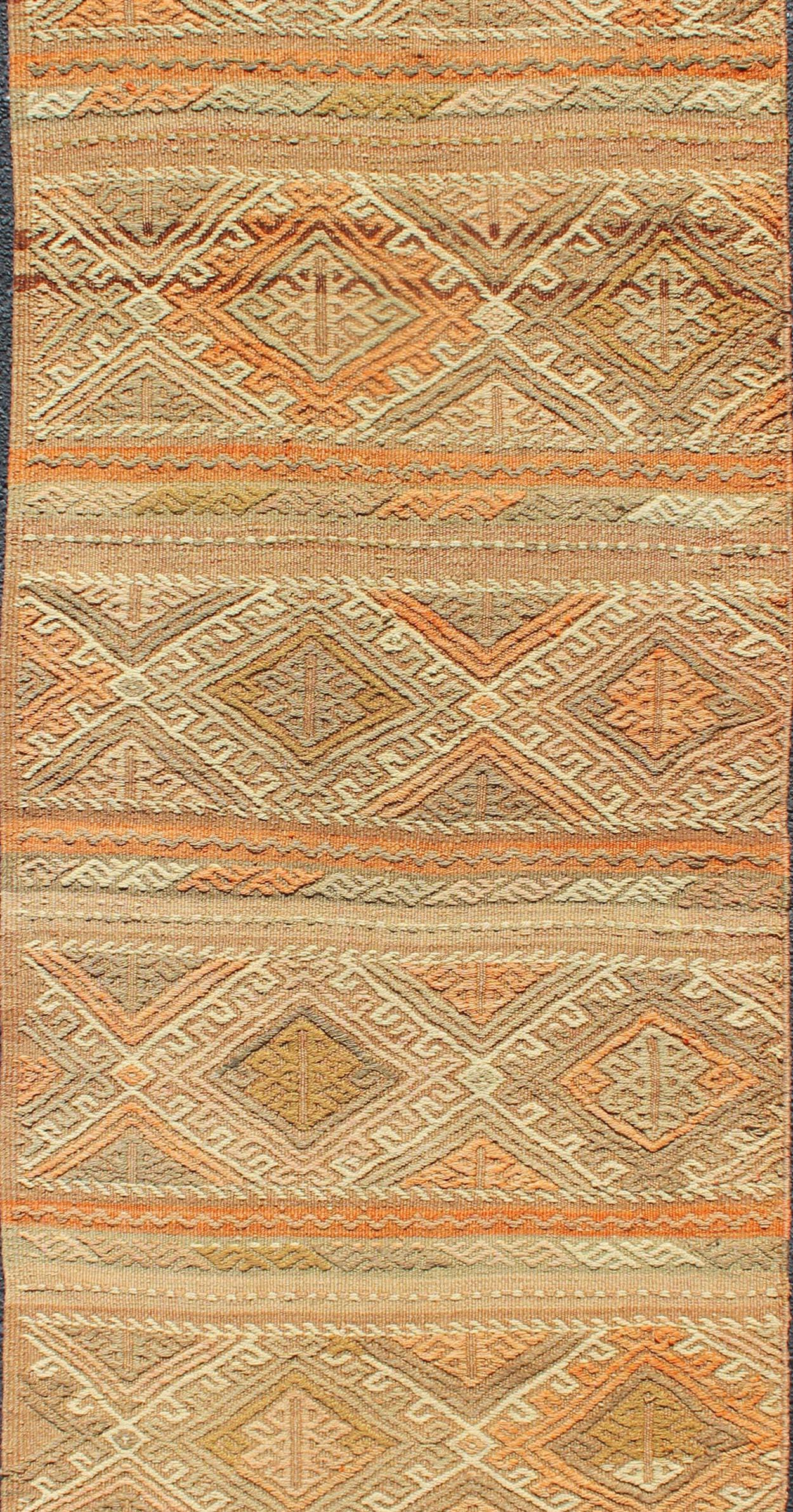 Türkischer Kilim Vintage Teppich in taupe, tan, orange, Keivan Woven Arts / Teppich TU-NED-621, Herkunftsland / Typ: Türkei / Kelim, um 1950

Dieser Kelimteppich aus der Türkei zeichnet sich durch ein Streifendesign mit verschiedenen geometrischen