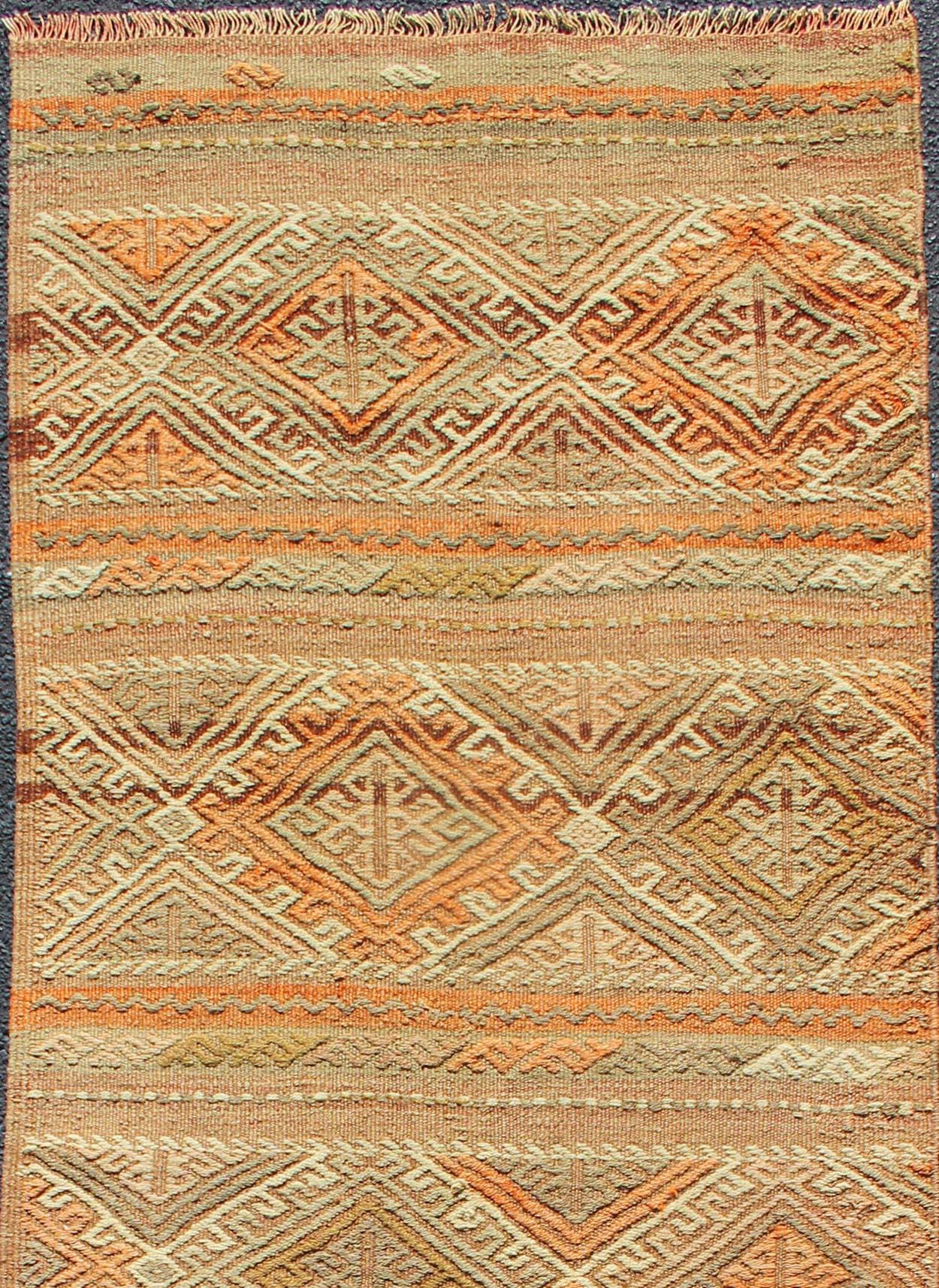 Geometrischer Streifen Vintage Turkish Kilim Flachgewebe Läufer in Erdtönen 3' x 9'1 (Handgewebt) im Angebot