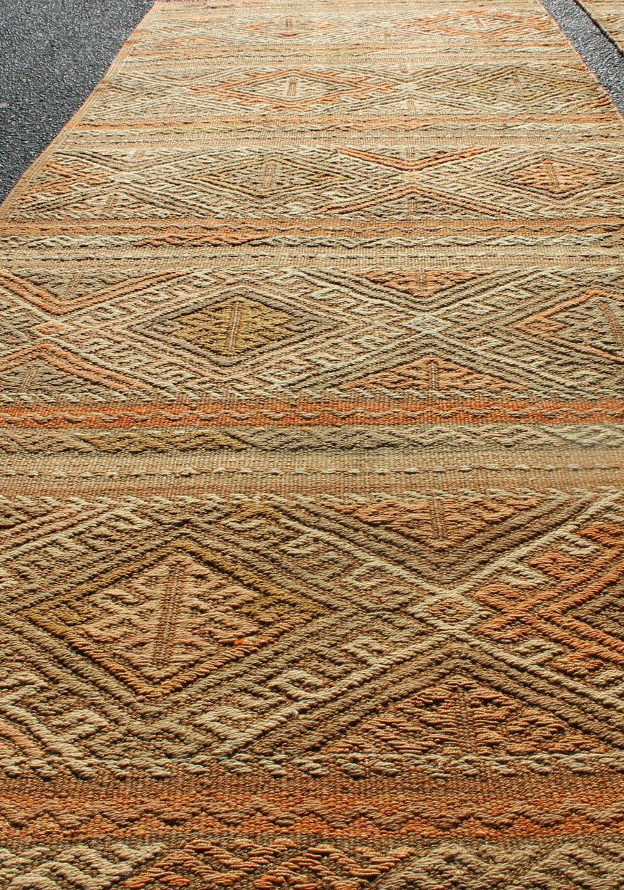 Geometrischer Streifen Vintage Turkish Kilim Flachgewebe Läufer in Erdtönen 3' x 9'1 (Wolle) im Angebot
