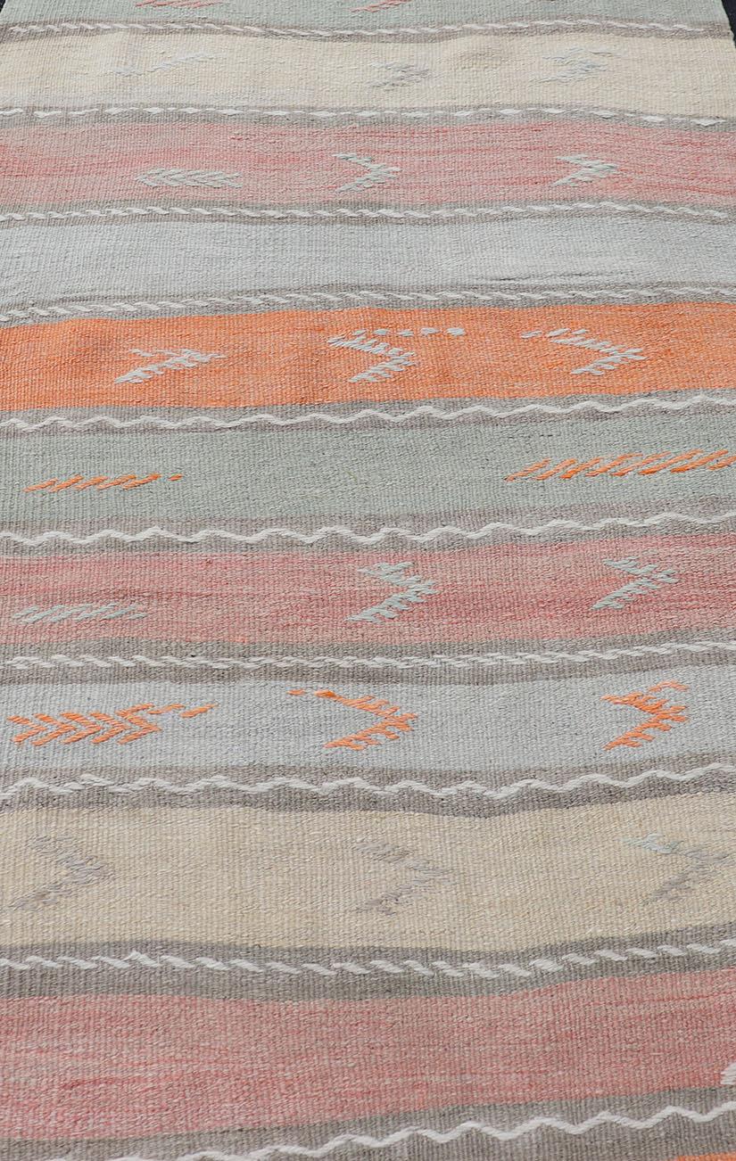 Geometrischer Streifen Vintage Turkish Kilim Flachgewebe Läufer in Multi Color. Keivan Woven Arts / Teppich EN-11124, Herkunftsland / Art: Türkei / Kelim, um 1950
Maße: 3'0 x 11'10 
Dieser einzigartige Kilim-Läufer aus der Mitte des Jahrhunderts