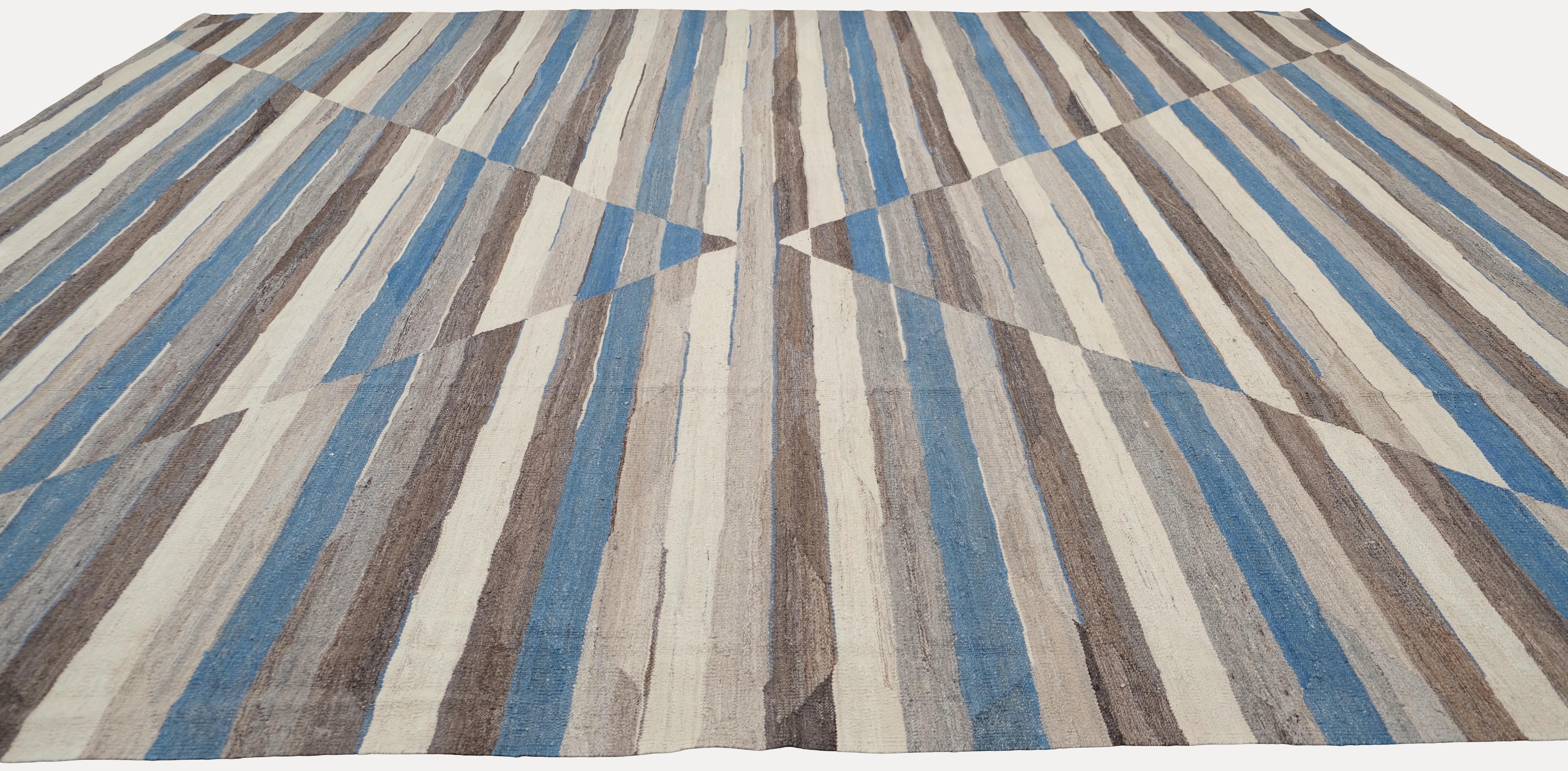 Mid-Century Modern Tapis Kilim géométrique rayé en laine 13'3''x15'5'' en vente