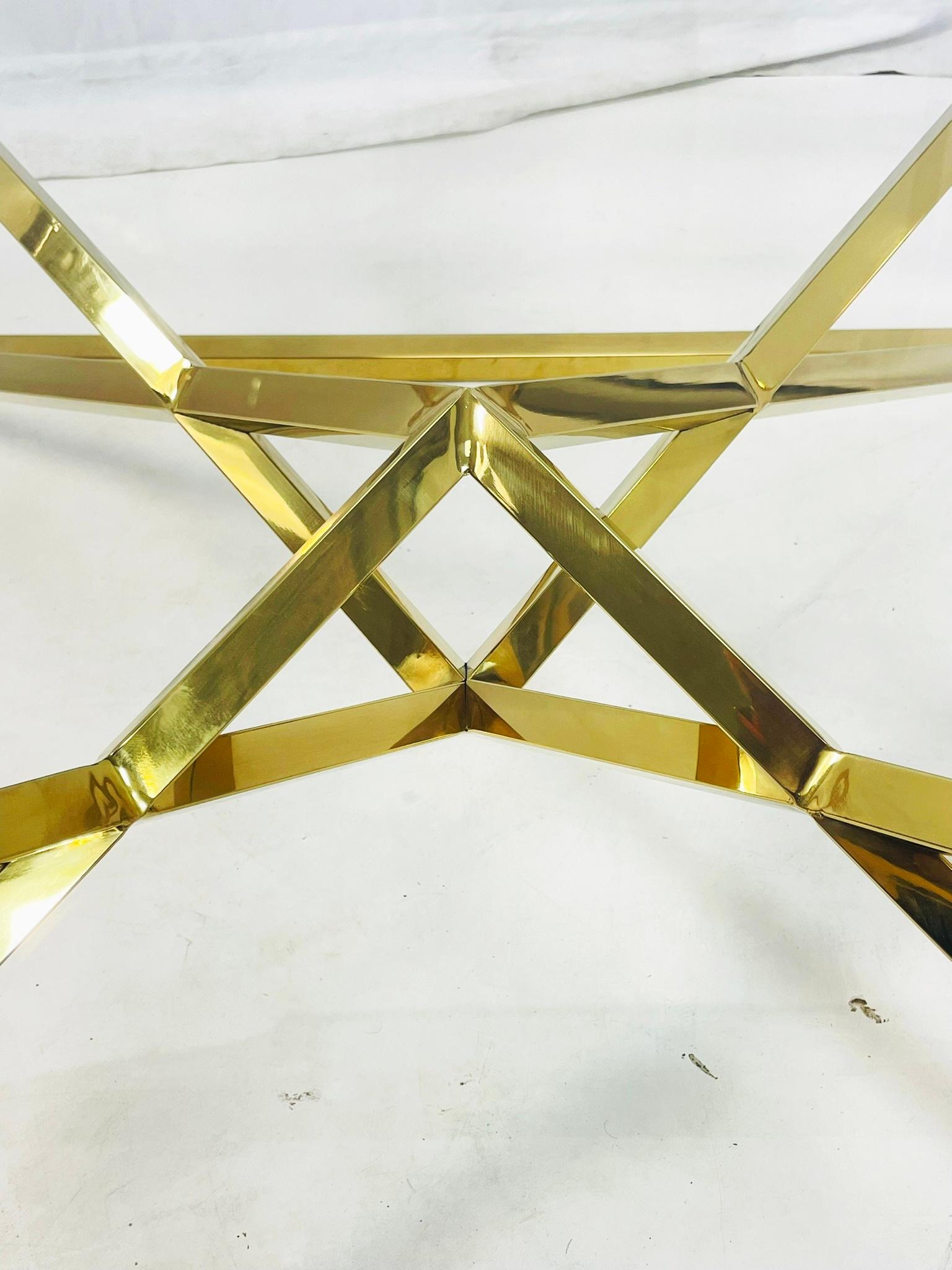 Table basse de style géométrique en laiton et verre en vente 4