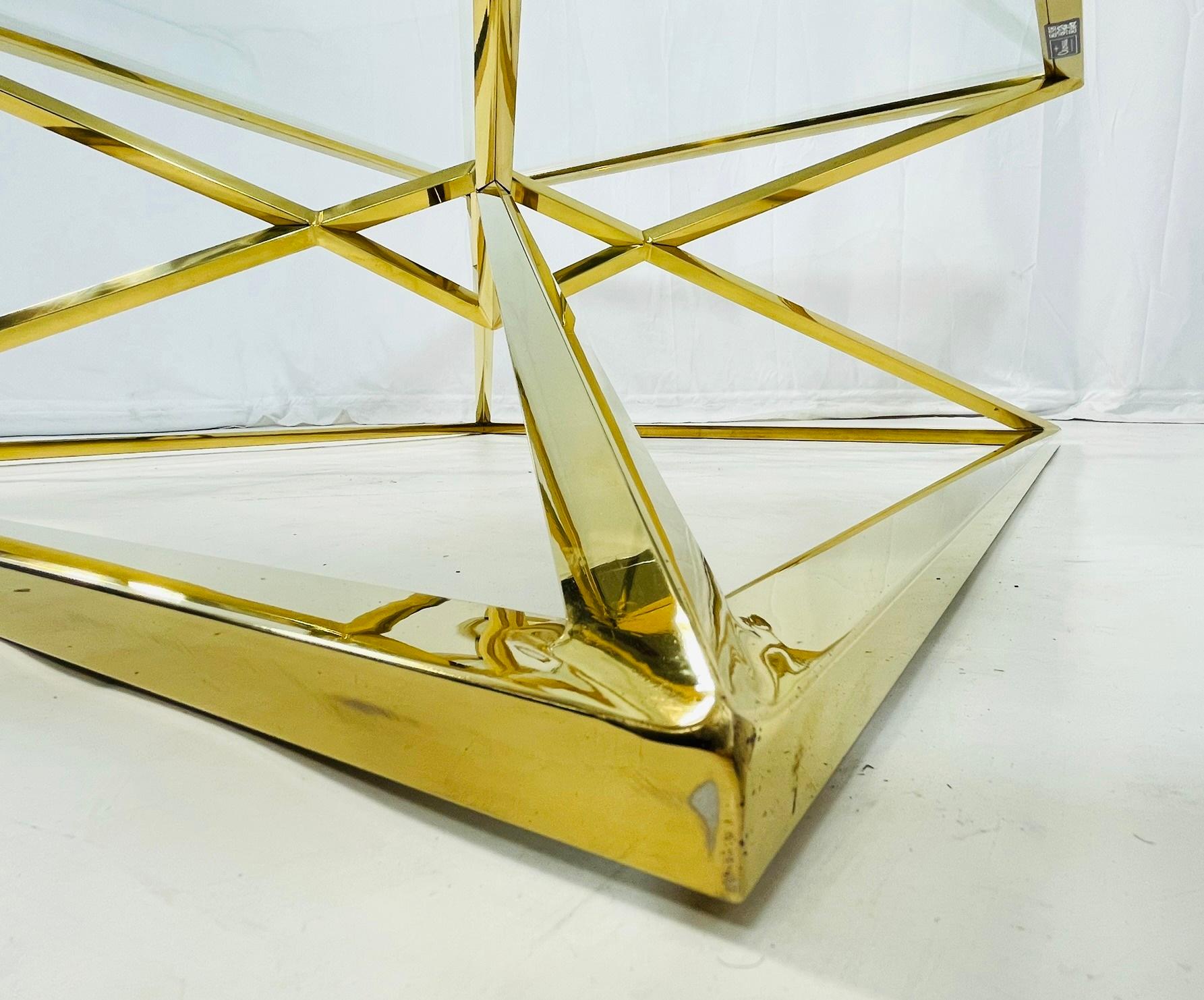 Table basse de style géométrique en laiton et verre en vente 6