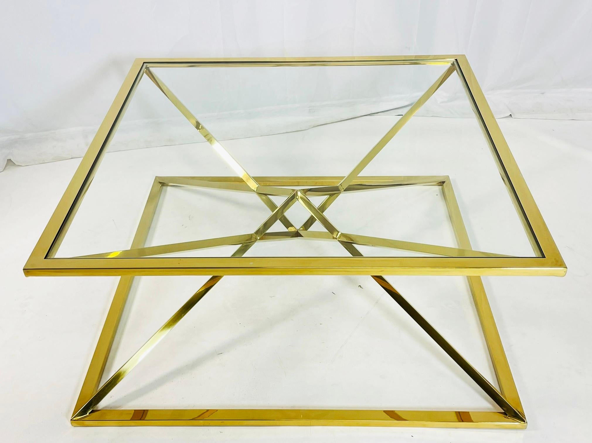 Superbe table basse de style géométrique avec une base en laiton et un plateau en verre.
La pièce présente de belles lignes architecturales et un plateau en verre.

Mesures :
39,25 pouces de largeur x 39,25 pouces de profondeur x 17,75 pouces de