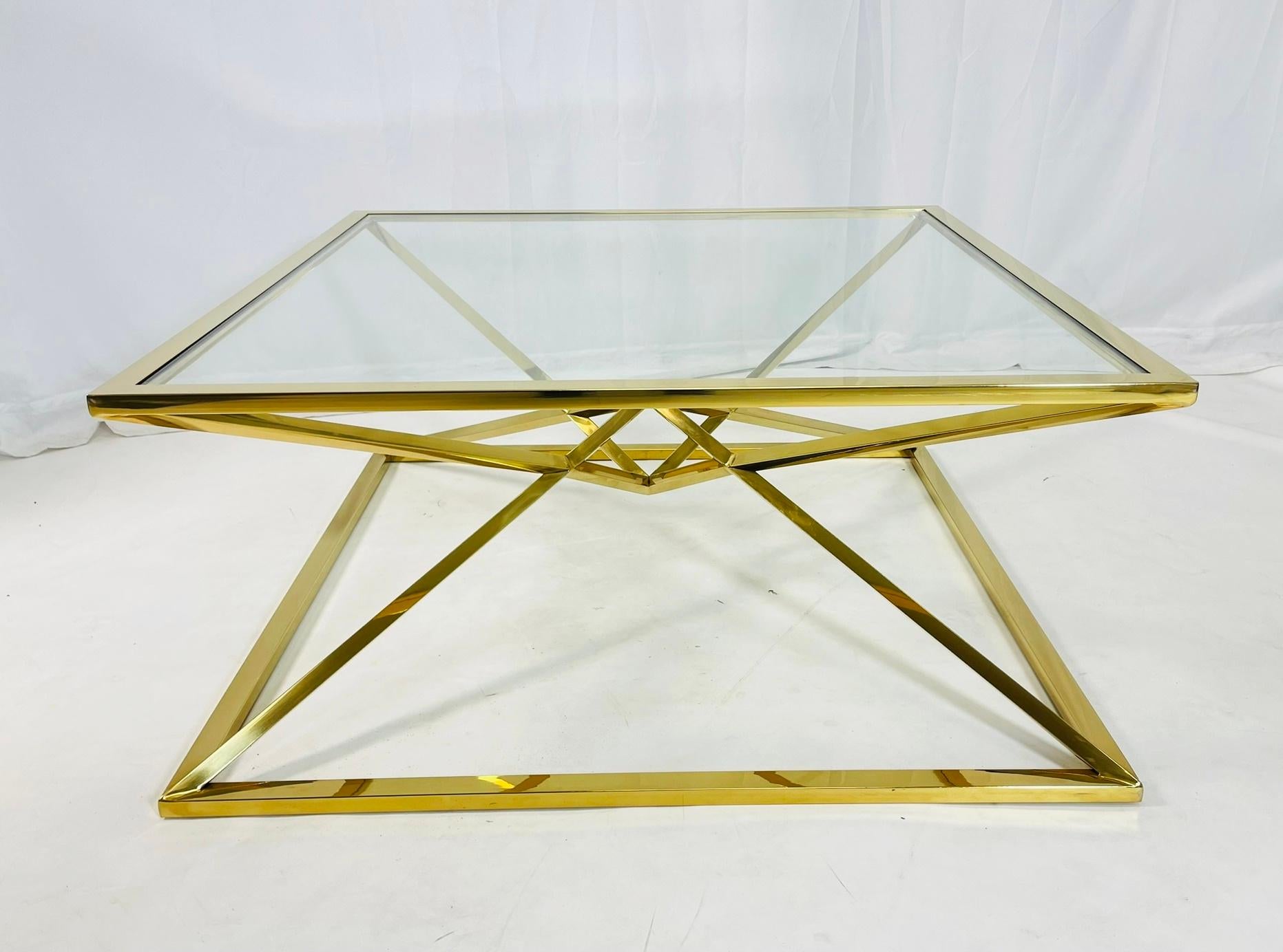 Mid-Century Modern Table basse de style géométrique en laiton et verre en vente