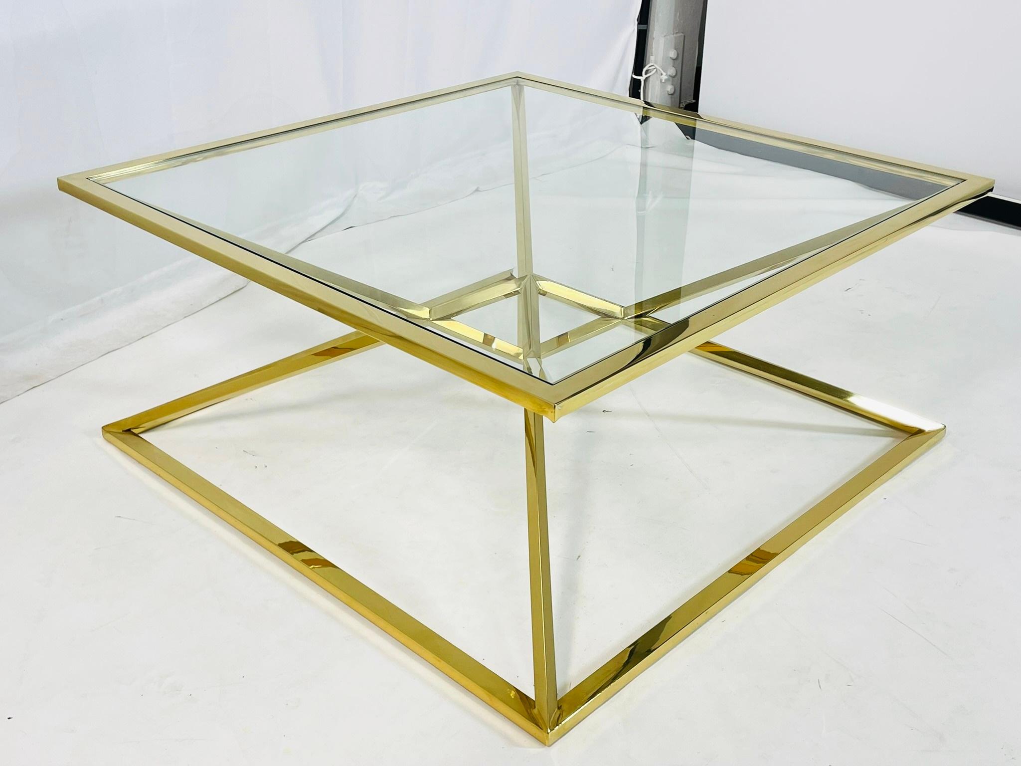 Nord-américain Table basse de style géométrique en laiton et verre en vente