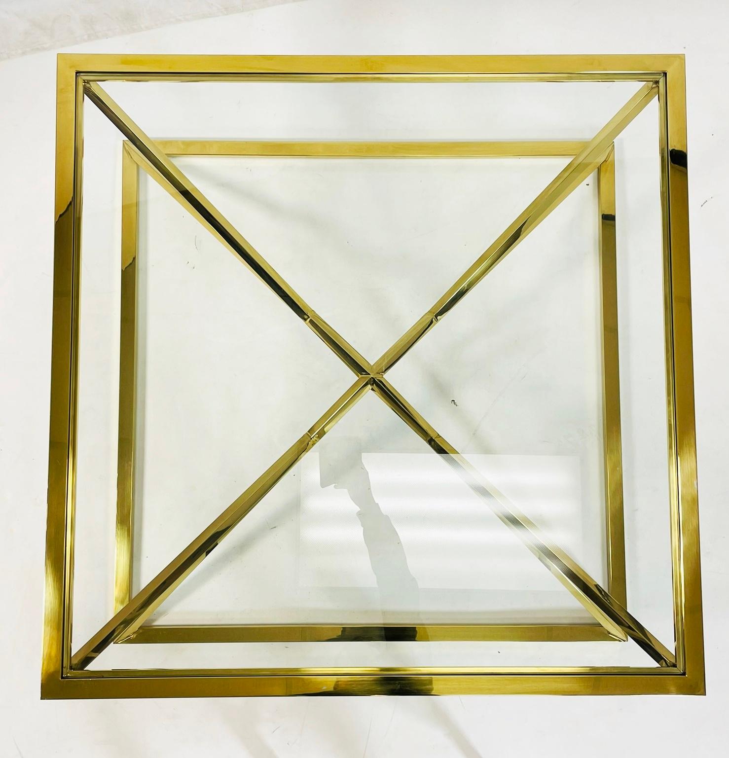 Fait main Table basse de style géométrique en laiton et verre en vente