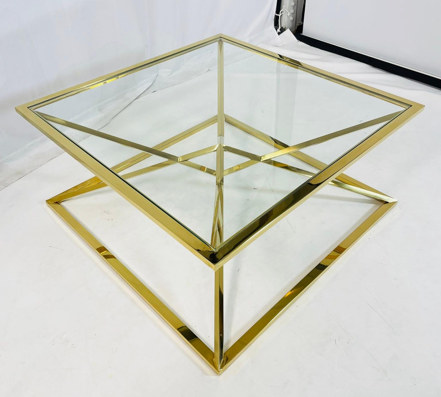 Table basse de style géométrique en laiton et verre Bon état - En vente à Los Angeles, CA