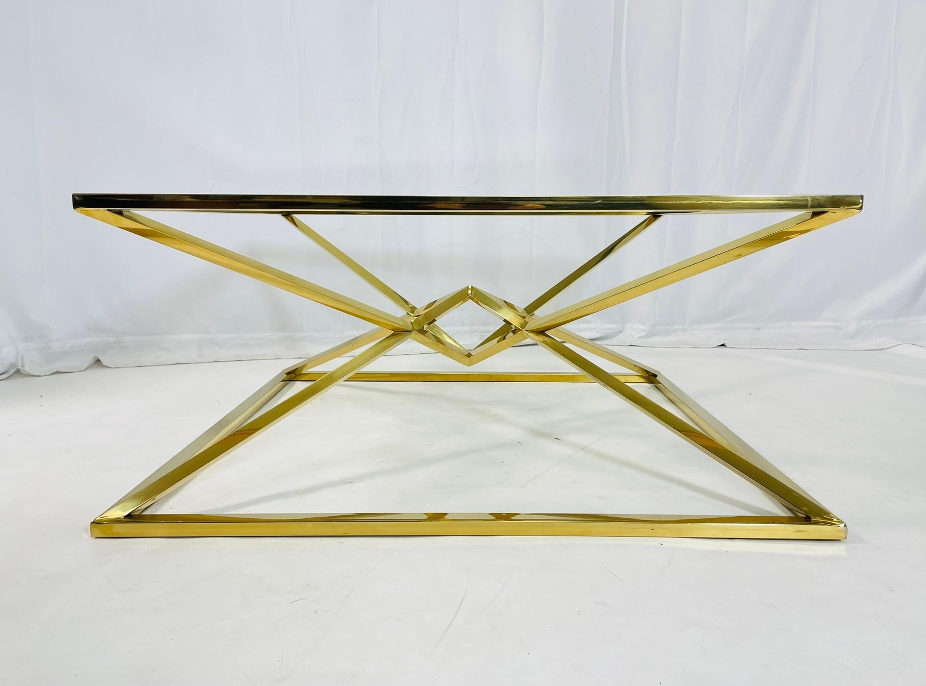 Fin du 20e siècle Table basse de style géométrique en laiton et verre en vente