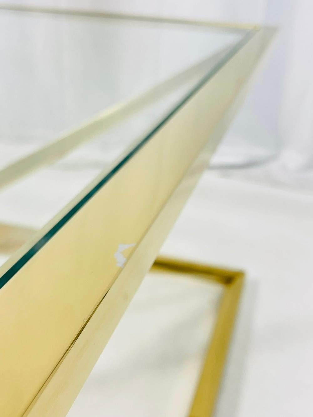 Laiton Table basse de style géométrique en laiton et verre en vente