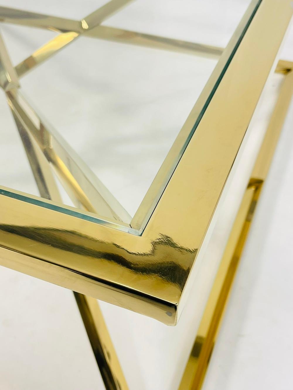 Table basse de style géométrique en laiton et verre en vente 1
