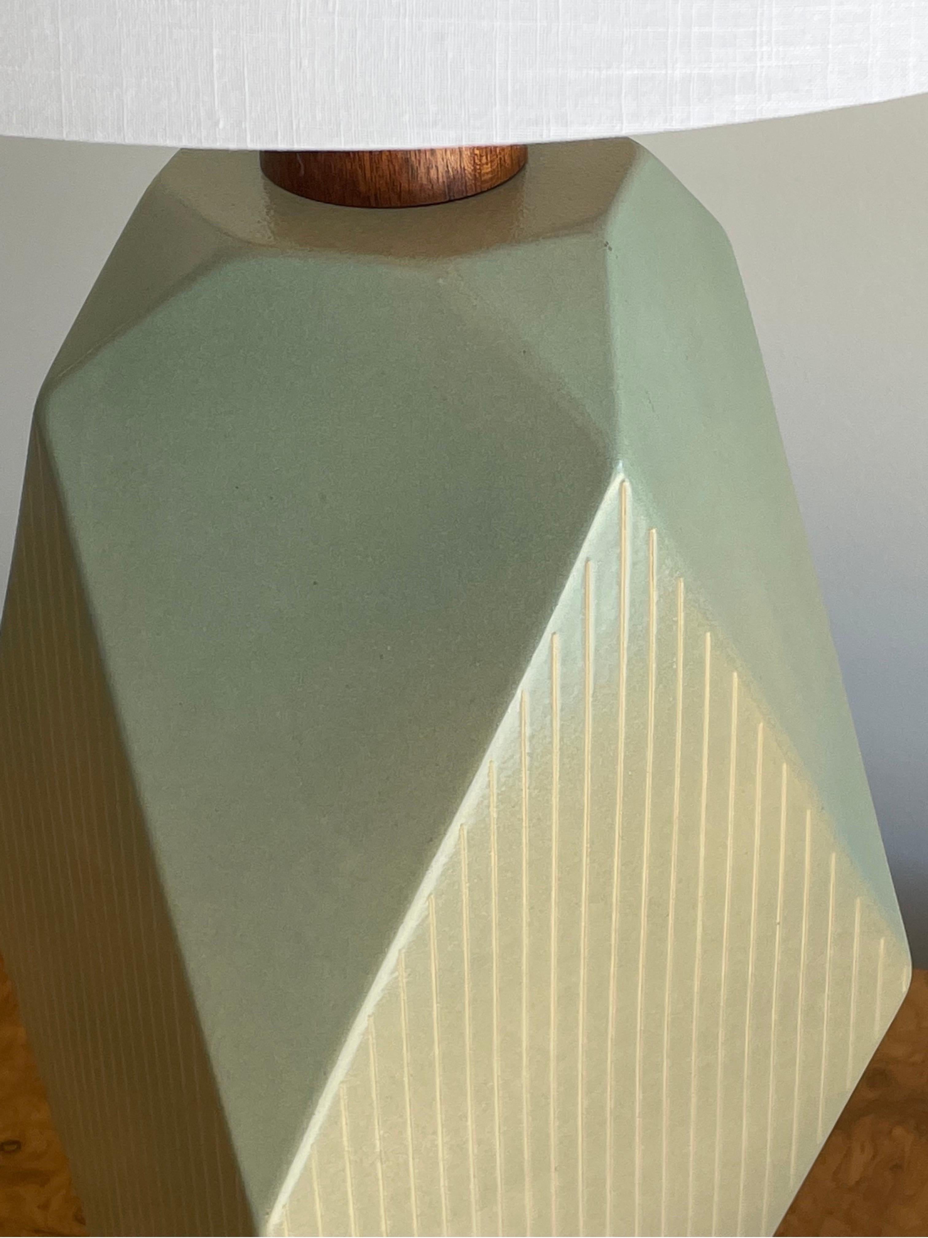 Américain Lampe de table géométrique de Jane et Gordon Martz en vente