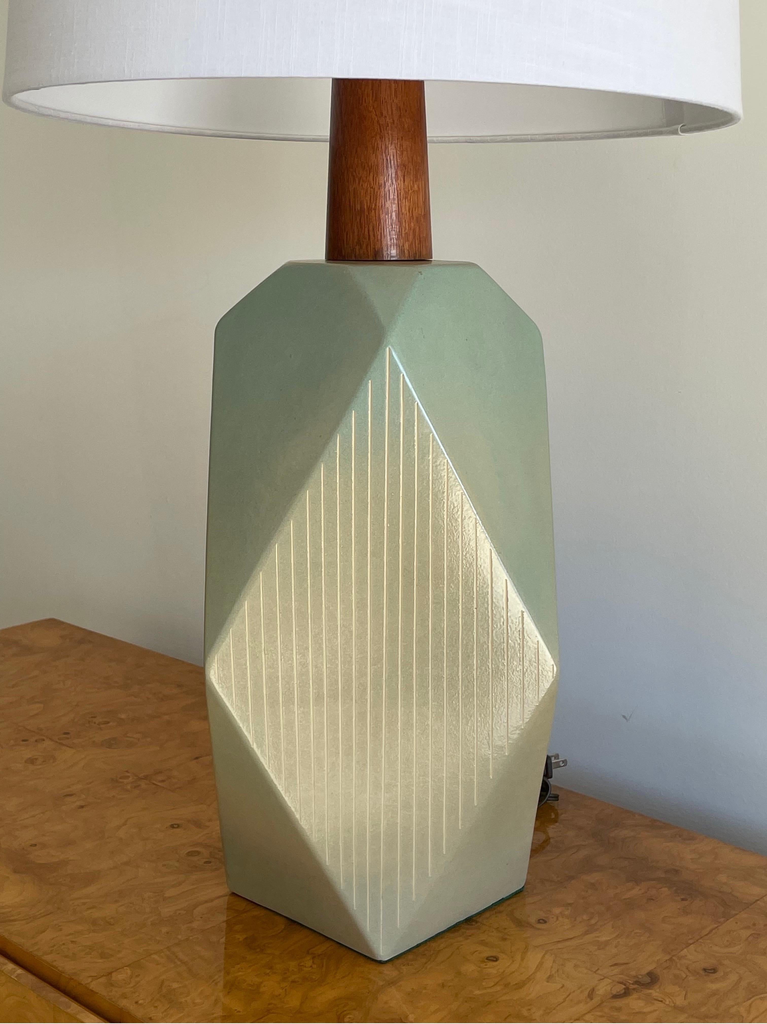 Fin du 20e siècle Lampe de table géométrique de Jane et Gordon Martz en vente
