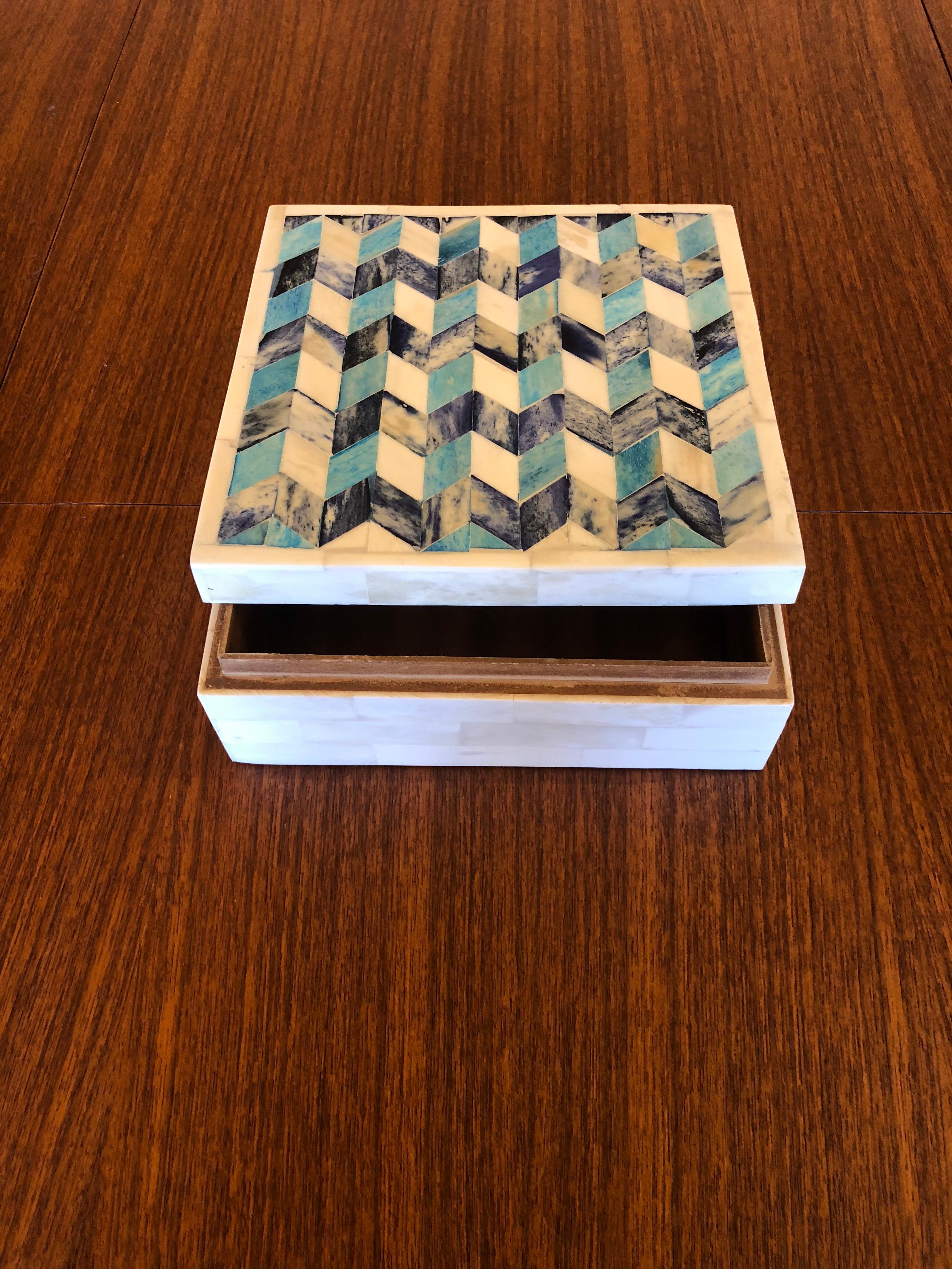 Geometric Tessellated Stone Square Box In Good Condition In San Diego, CA