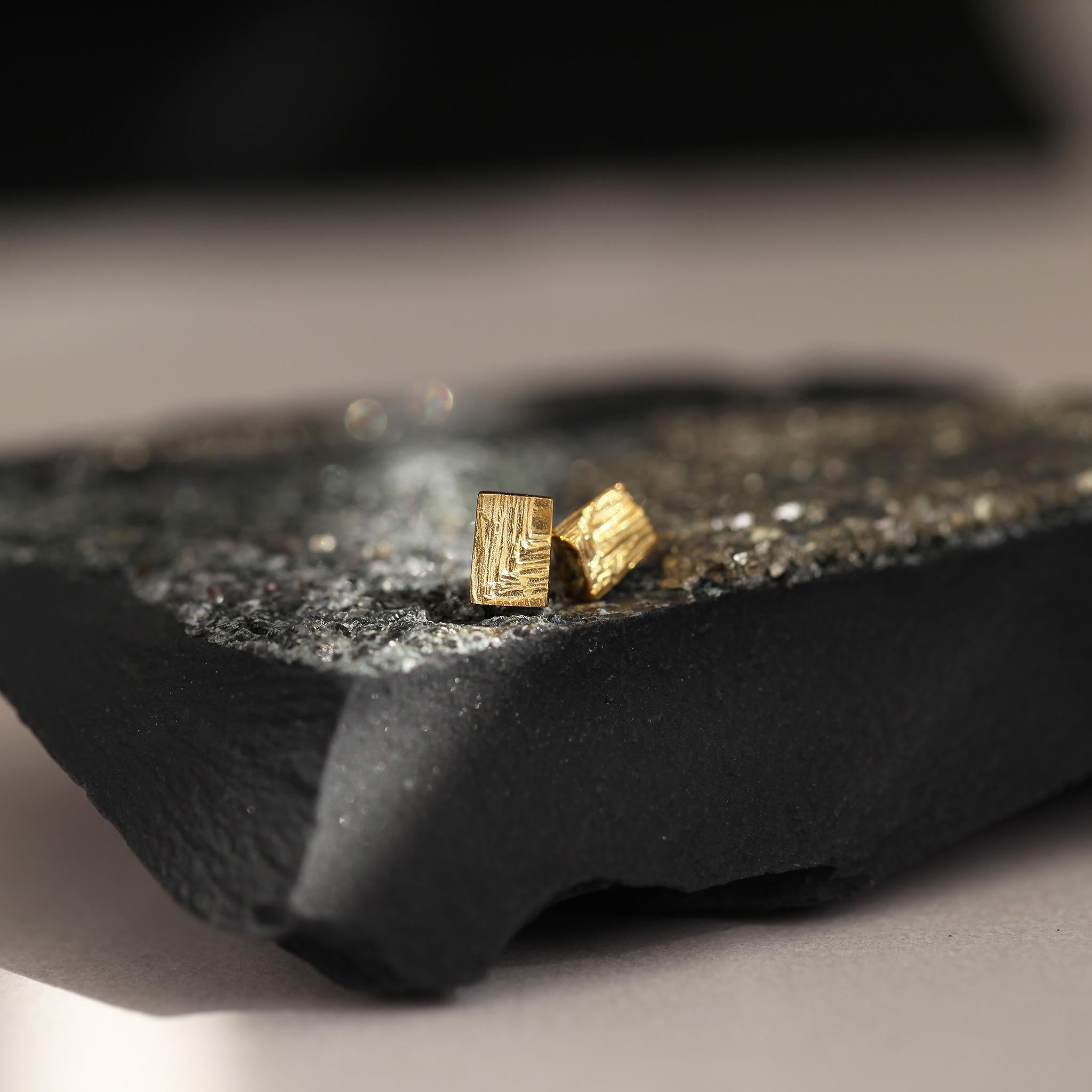 Moderne Boucles d'oreilles cuboïdes en or jaune 9k à texture géométrique en vente