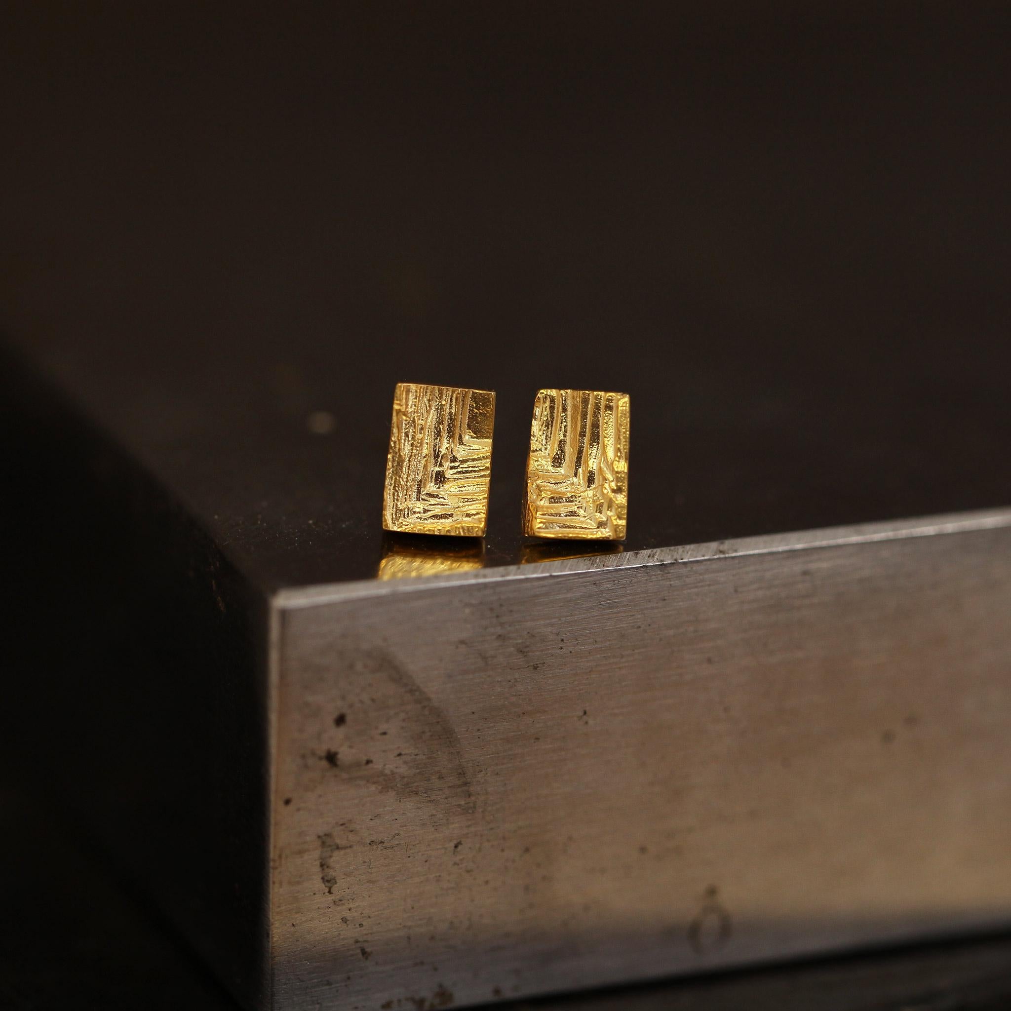 Boucles d'oreilles cuboïdes en or jaune 9k à texture géométrique Unisexe en vente