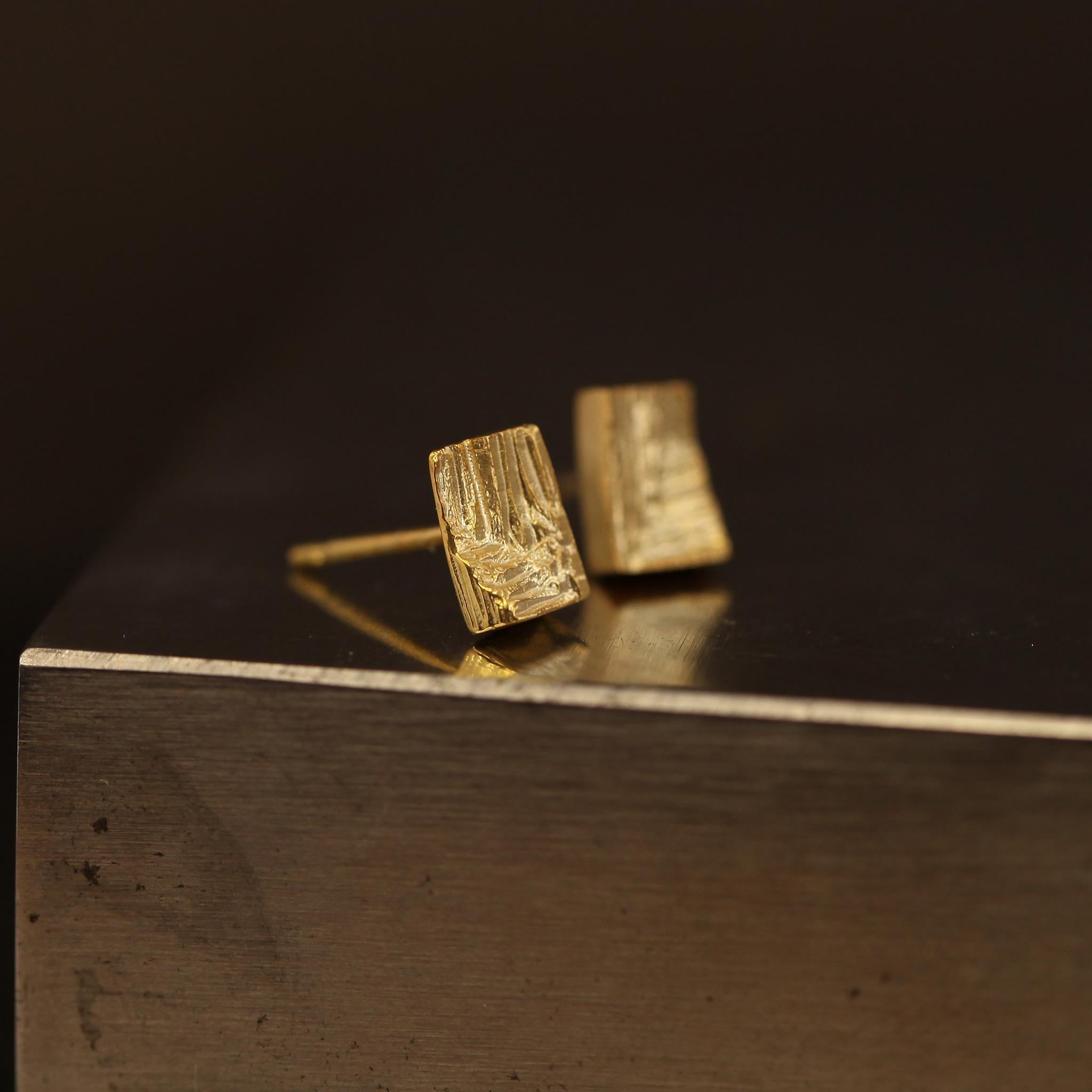 Boucles d'oreilles cuboïdes en or jaune 9k à texture géométrique en vente 1