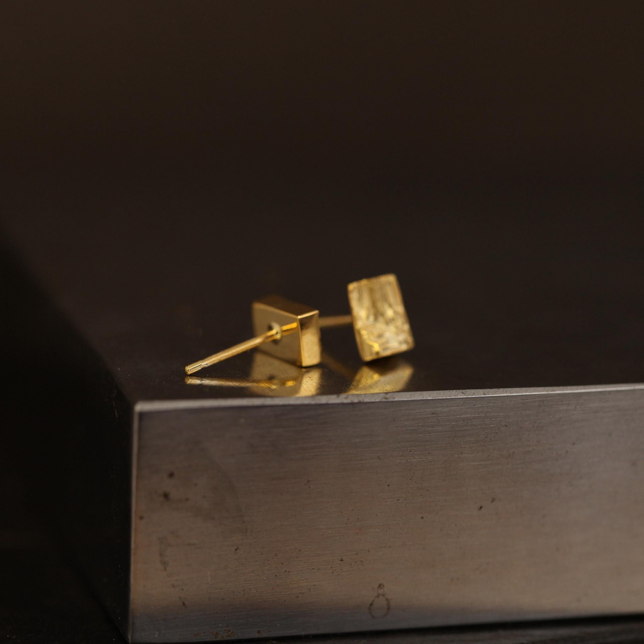 Boucles d'oreilles cuboïdes en or jaune 9k à texture géométrique en vente 2