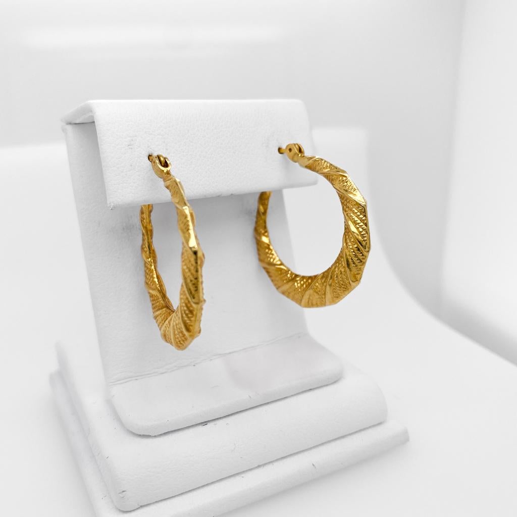 Rock your look with these easy to wear lightweight hoop earrings. The geometric outline of these earrings is softened by the brightly polished raised ribs curving across the surface of the hoops. In between each of the ribs, a florentine texture