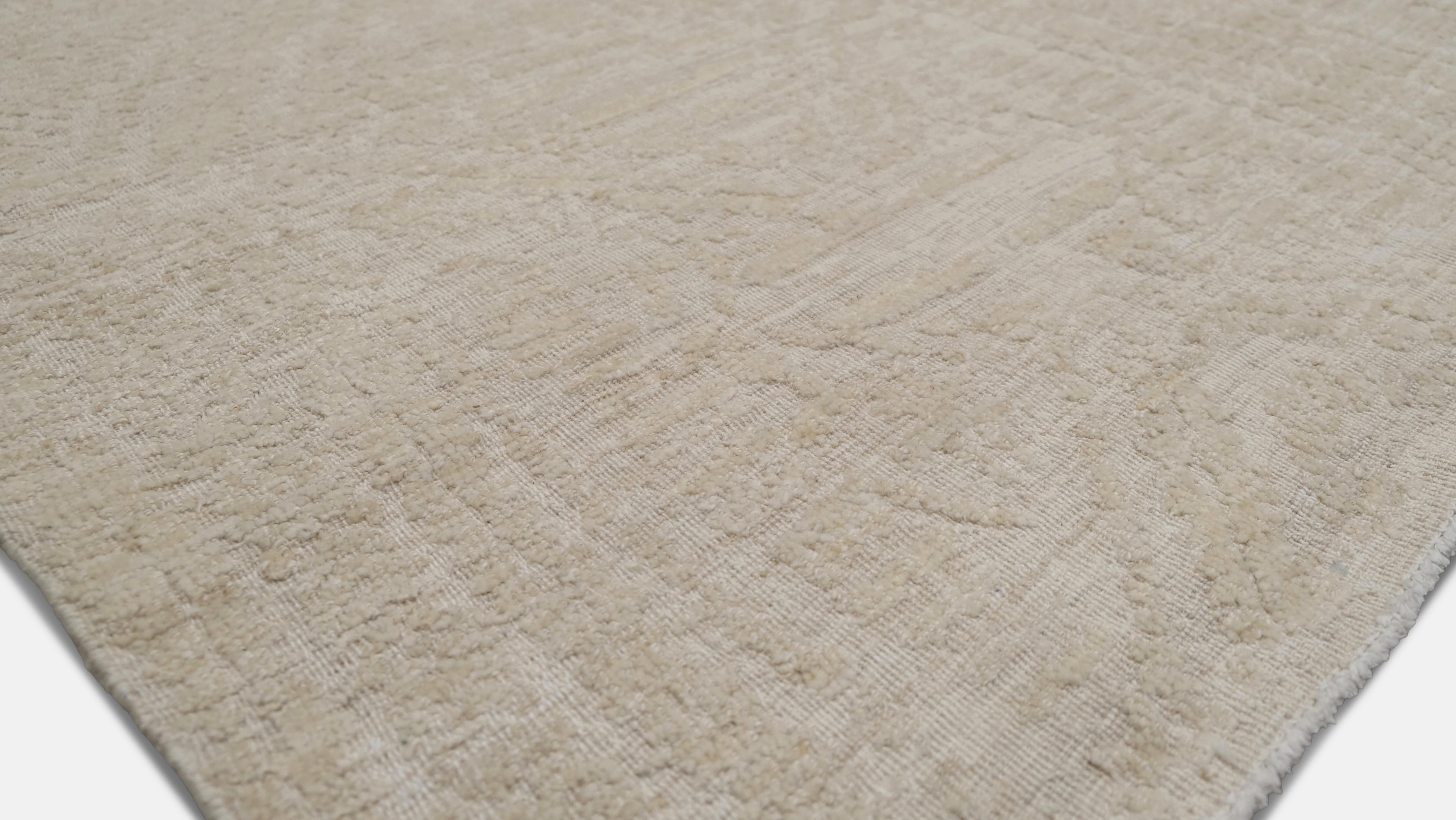 Ce tapis en laine nouée à la main rehausse votre espace d'une sophistication discrète. Dans un style minimaliste ivoire/beige, ce tapis présente un délicat motif géométrique qui ajoute de la profondeur et de la texture tout en conservant une