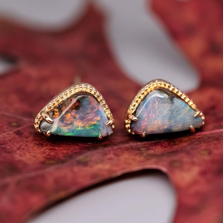 Orecchini a triangolo geometrici in oro giallo 18 carati con opale australiano Boulder.


Spedizione nazionale gratuita USPS di prima classe! Borsa o scatola regalo in omaggio con ogni ordine!

L'opale, la regina delle gemme, è una delle gemme più