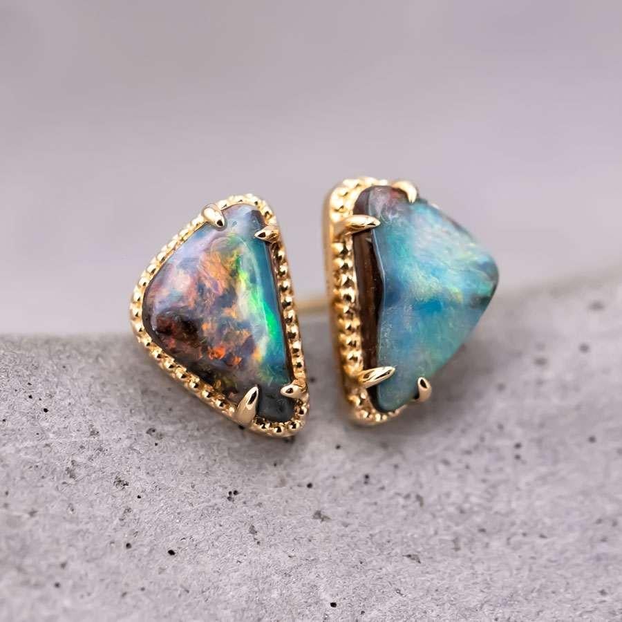 Taglio brillante Orecchini geometrici a triangolo con opale Boulder in oro giallo 18 carati in vendita