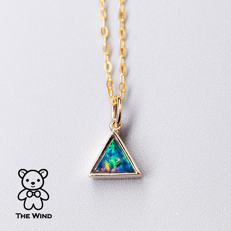 Arts and Crafts Pendentif doublet opale australienne en forme de triangle géométrique en or jaune 14 carats en vente