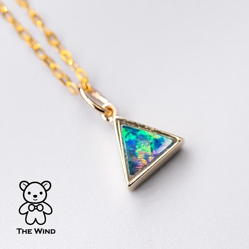 Taille brillant Pendentif doublet opale australienne en forme de triangle géométrique en or jaune 14 carats en vente