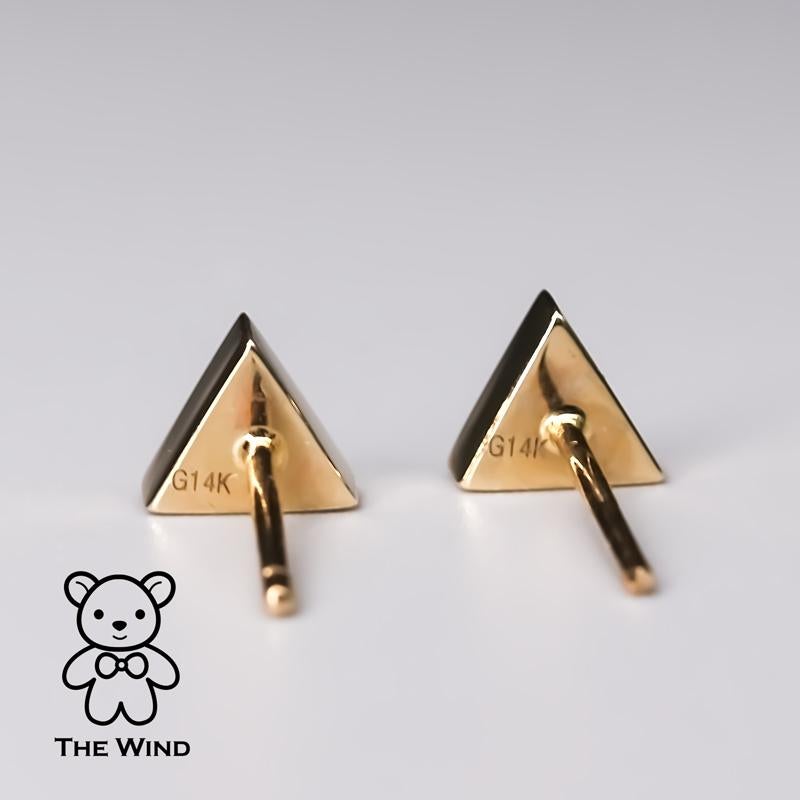 Arts and Crafts Orecchini geometrici a forma di triangolo con opale australiano doppiato in oro giallo 14K in vendita