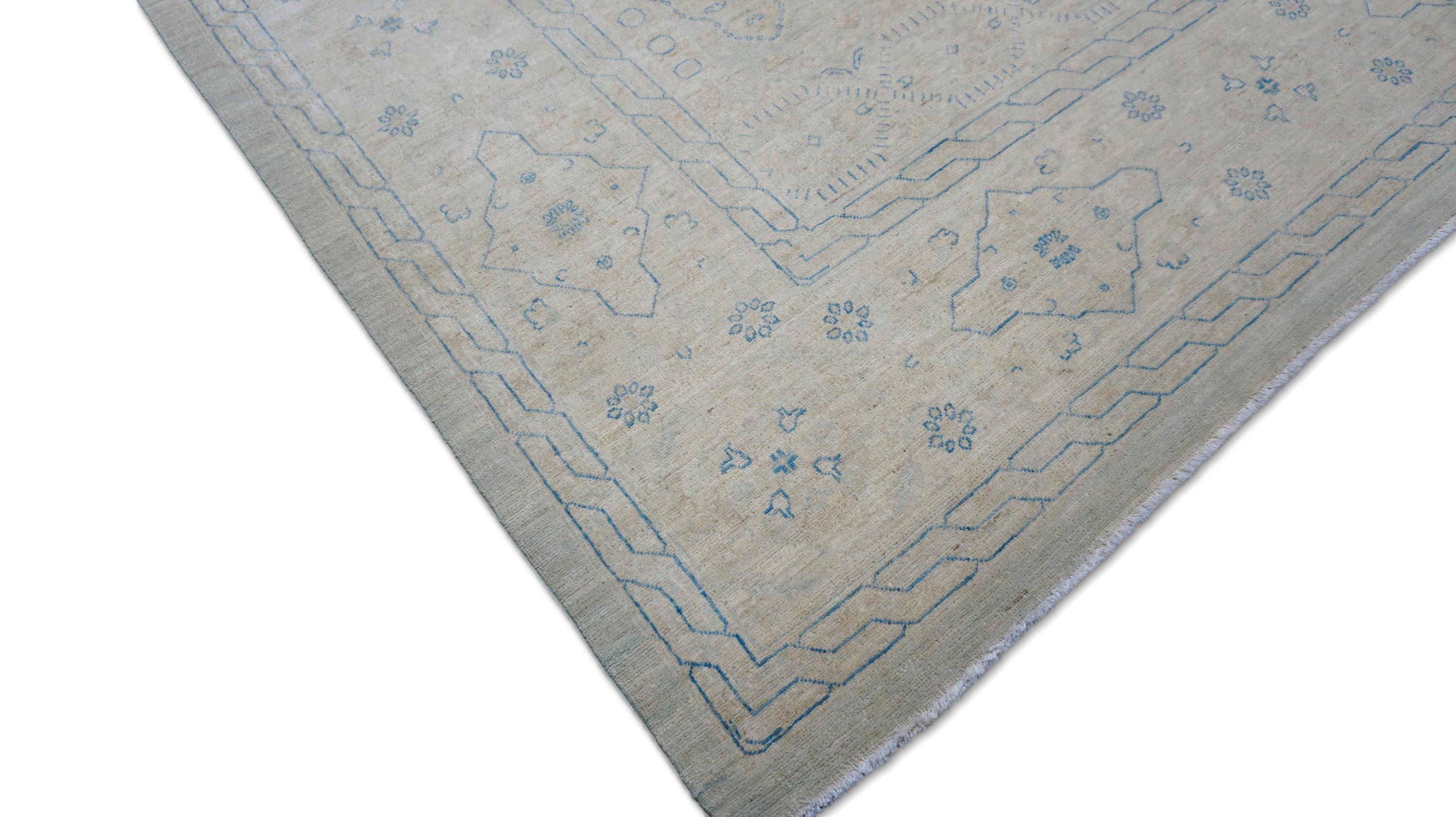 Esta alfombra de lana anudada a mano captura la esencia del refinado arte tribal con sus intrincados motivos geométricos y sus sutiles tonos terrosos. Hecha a mano por hábiles artesanos con técnicas tradicionales, esta pieza muestra un medallón