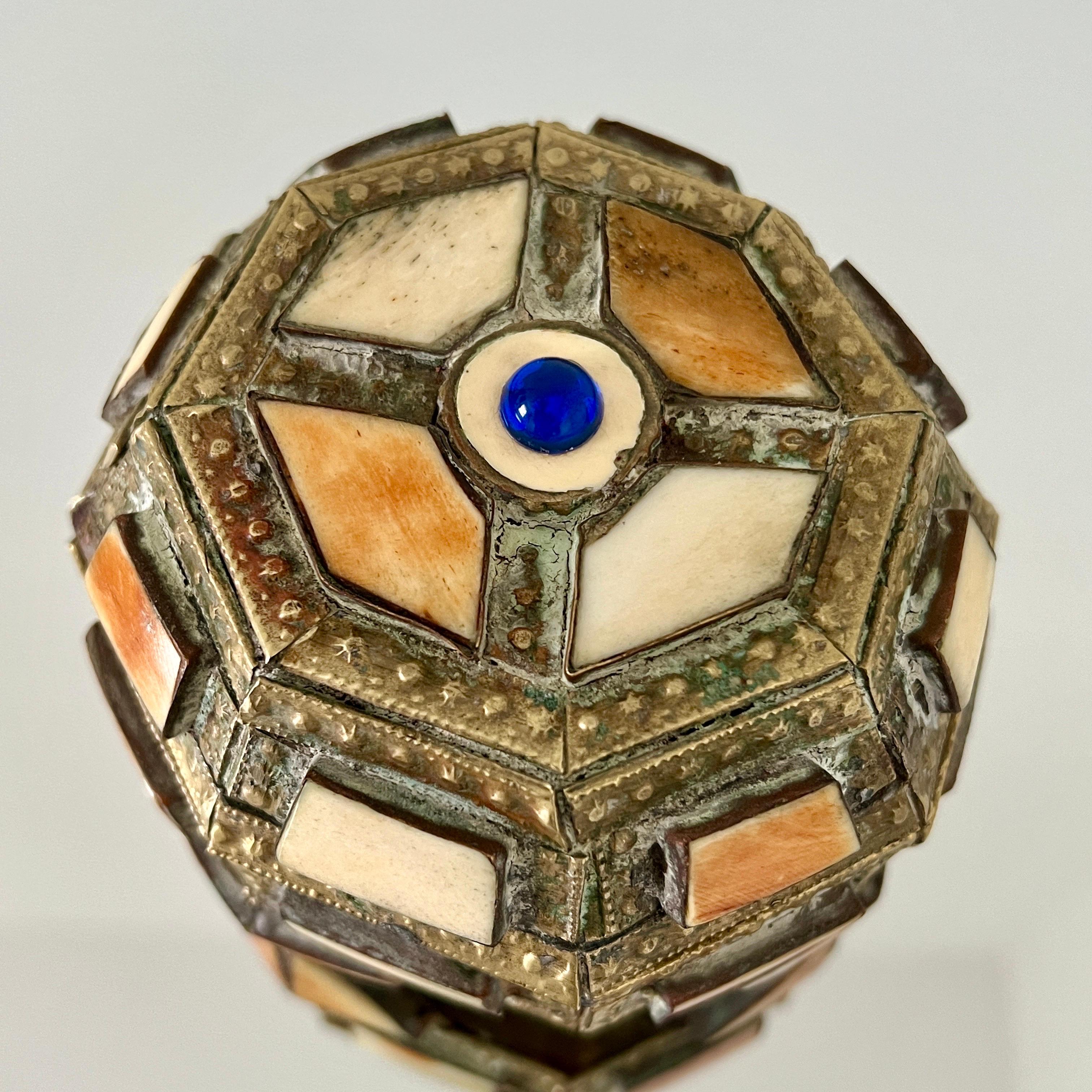 Perlé Boîte à bijoux géométrique en laiton avec incrustation d'os, fabriquée à la main au Maroc, années 1970 en vente