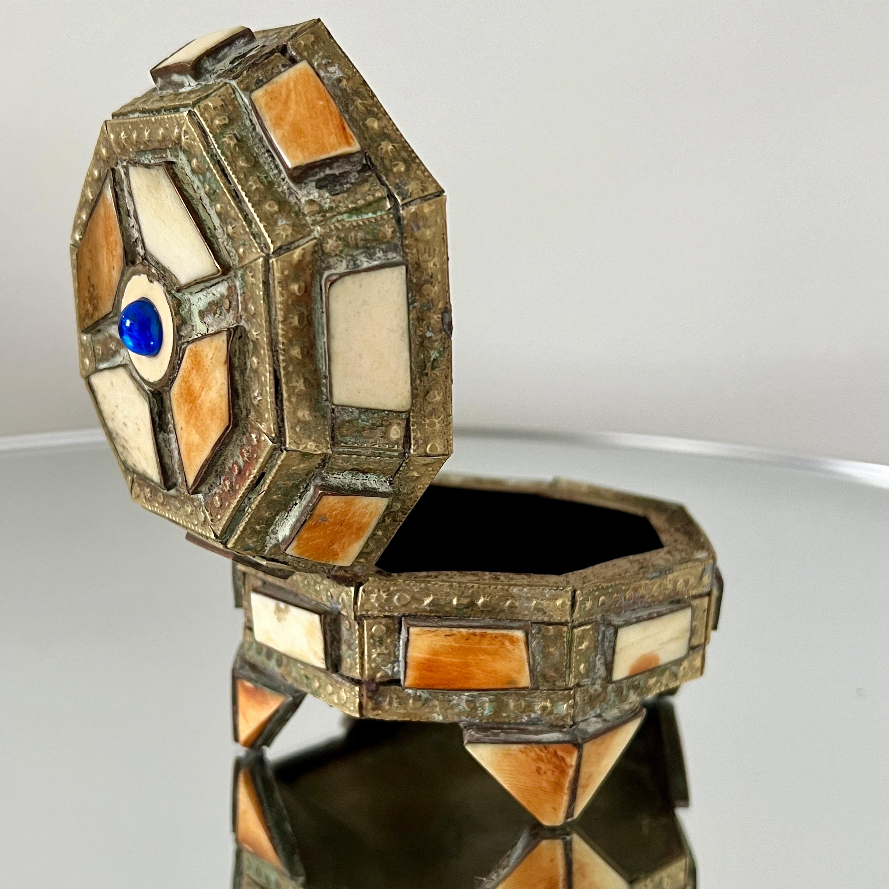 Fin du 20e siècle Boîte à bijoux géométrique en laiton avec incrustation d'os, fabriquée à la main au Maroc, années 1970 en vente
