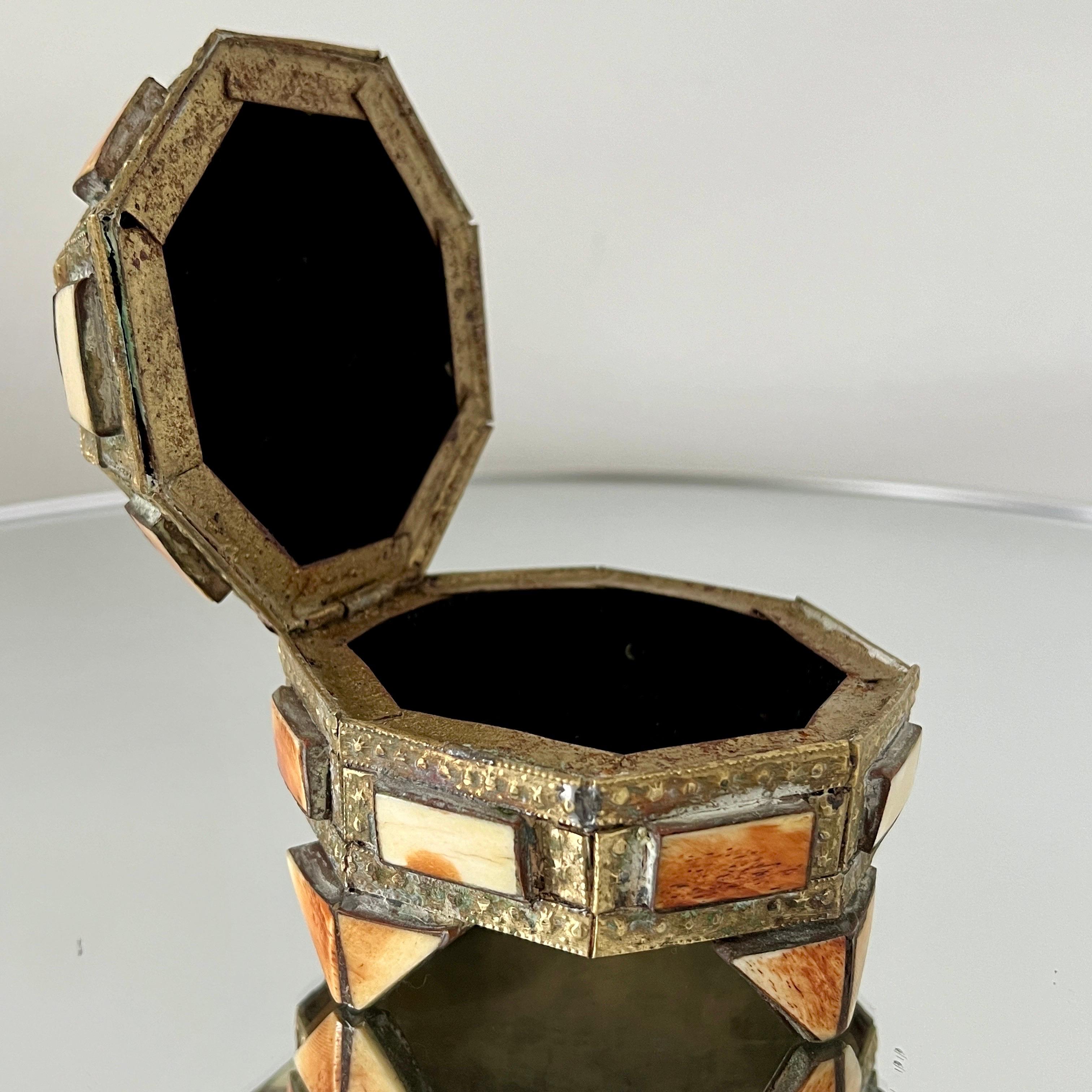 Laiton Boîte à bijoux géométrique en laiton avec incrustation d'os, fabriquée à la main au Maroc, années 1970 en vente