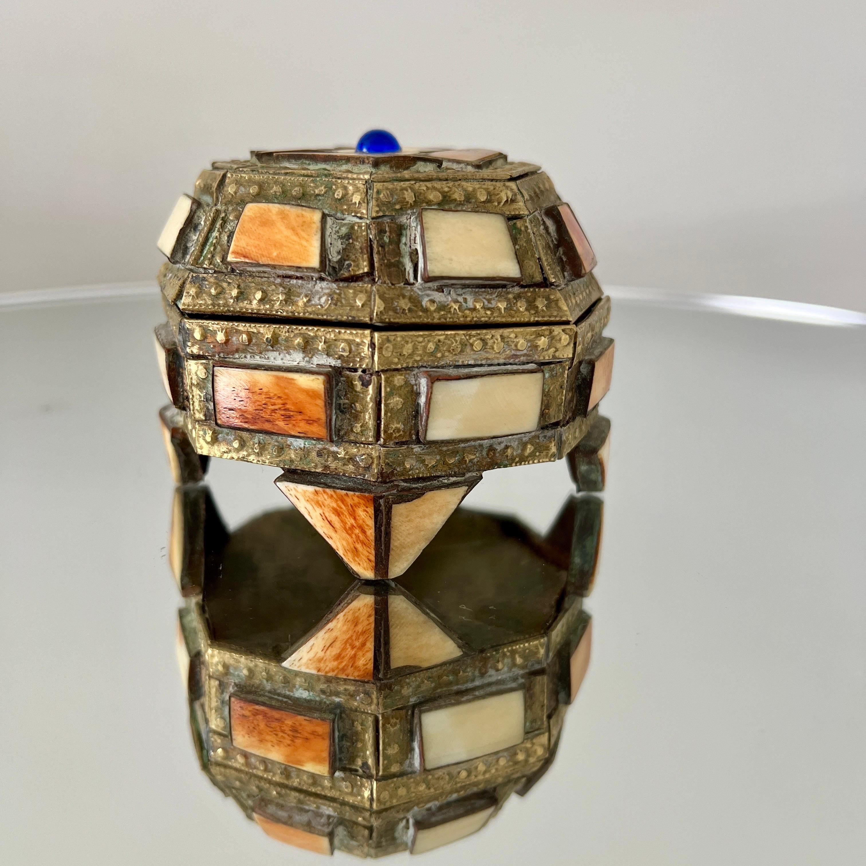 Boîte à bijoux géométrique en laiton avec incrustation d'os, fabriquée à la main au Maroc, années 1970 en vente 1