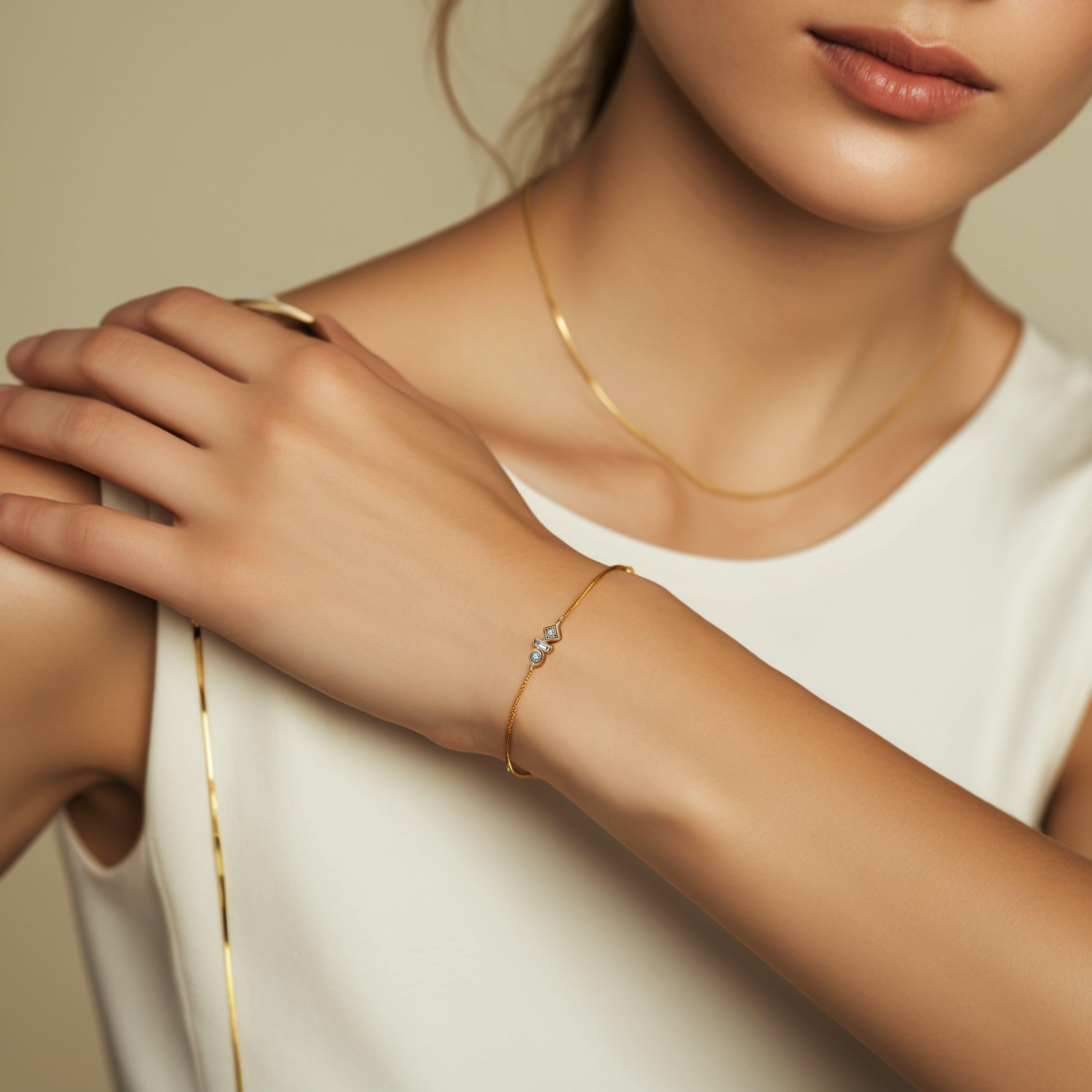 Eleganza e abbagliante, questo bracciale geometrico Trio Charm in oro 14K mostra una splendida combinazione di diamanti con taglio baguette e rotondo, sapientemente incastonati per catturare la luce da ogni angolazione. Le forme alternate creano un