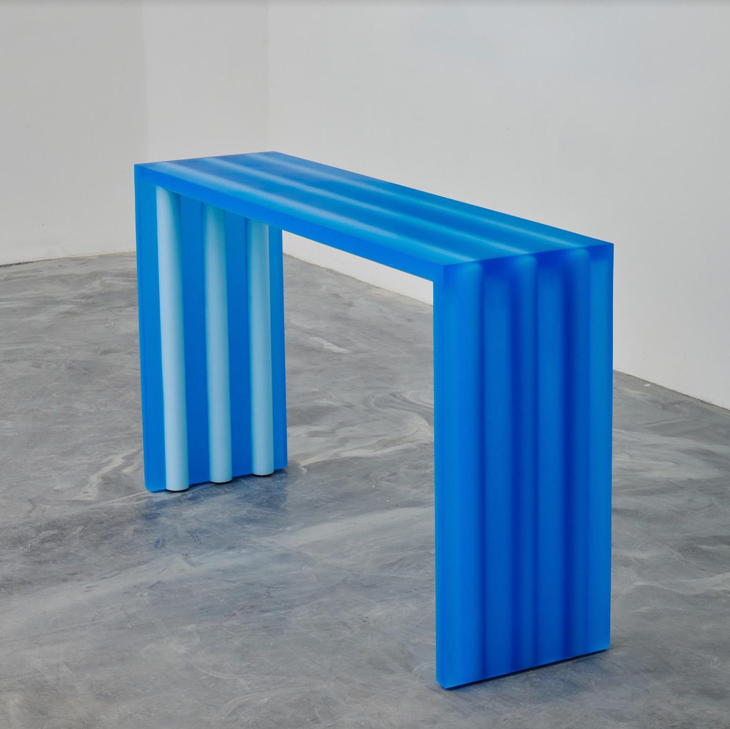 Mesa consola contemporánea de tubo geométrico en resina epoxi azul by Facture en Nuevo estado para la venta en New York, NY
