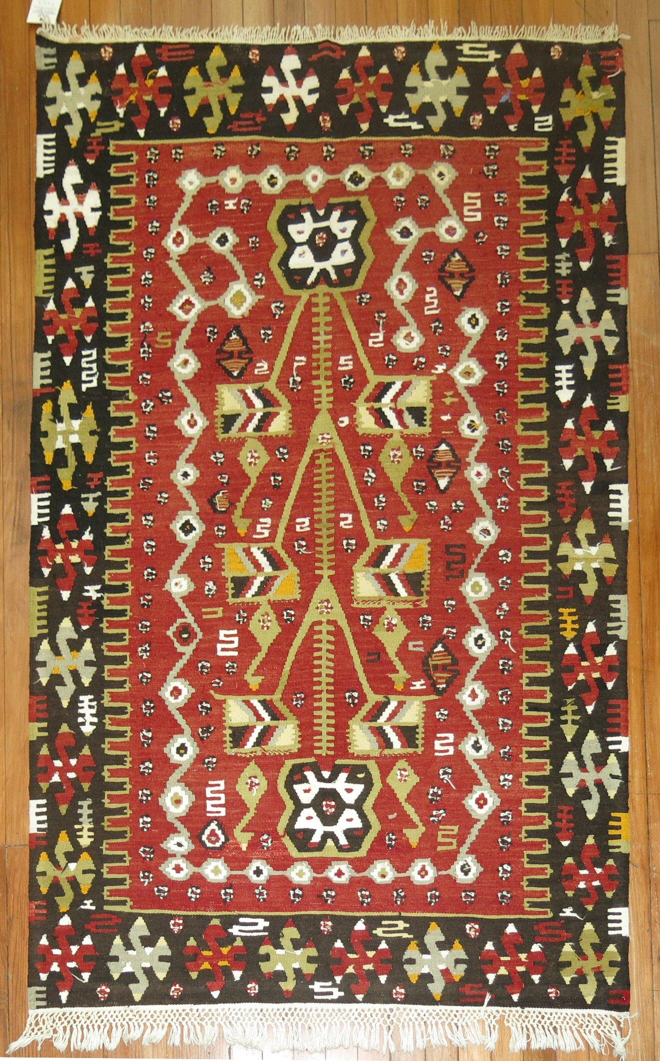 Türkischer Kelim aus der Mitte des 20. Jahrhunderts mit geometrischem Muster in gutem Zustand

Maße: 3'6'' x 5'5''.
