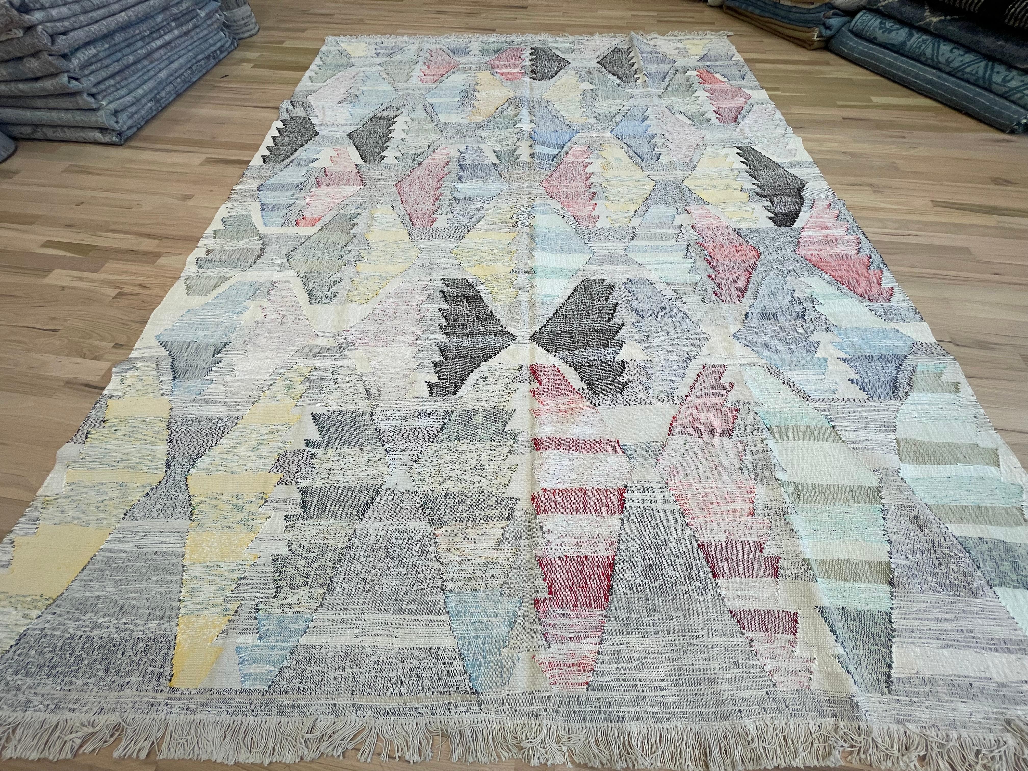 Geometric Turkish Kilim  For Sale 1