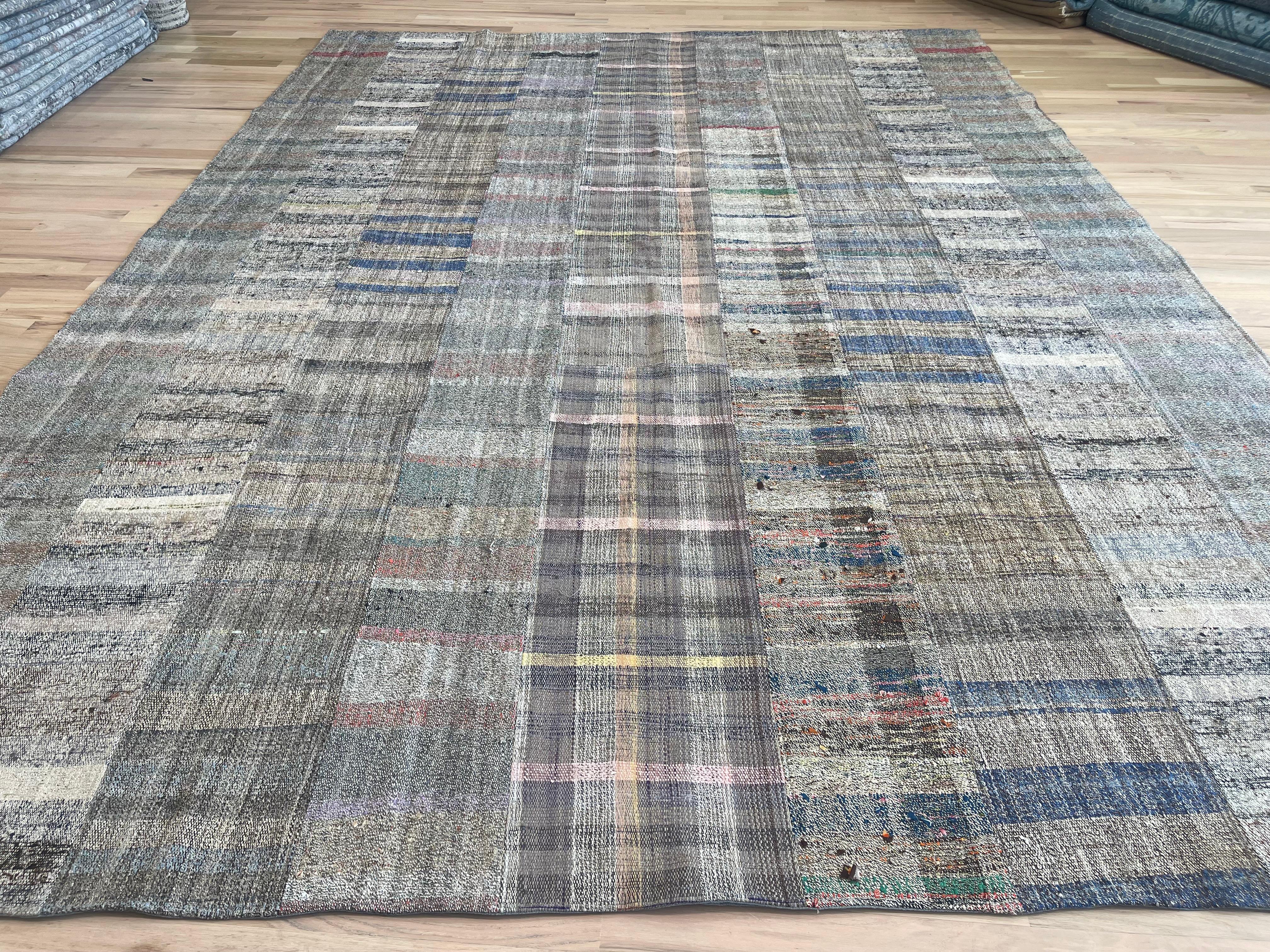 Geometric Turkish Rug  In New Condition For Sale In Los Angeles, CA