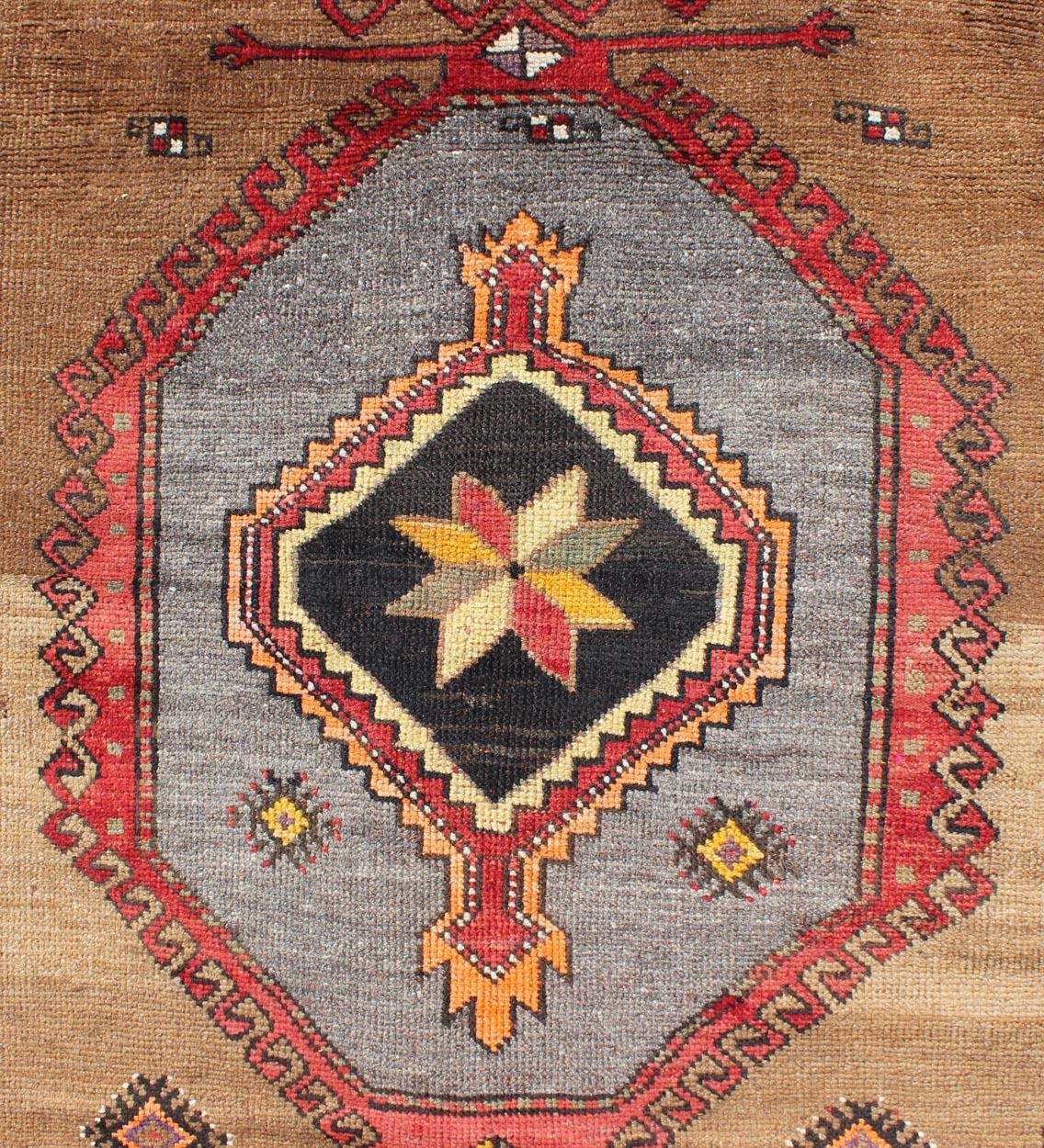 Geometrischer türkischer Läufer auf hellbraunem Hintergrund mit grauem, rotem und dunkelbraunem Grund (Wolle) im Angebot