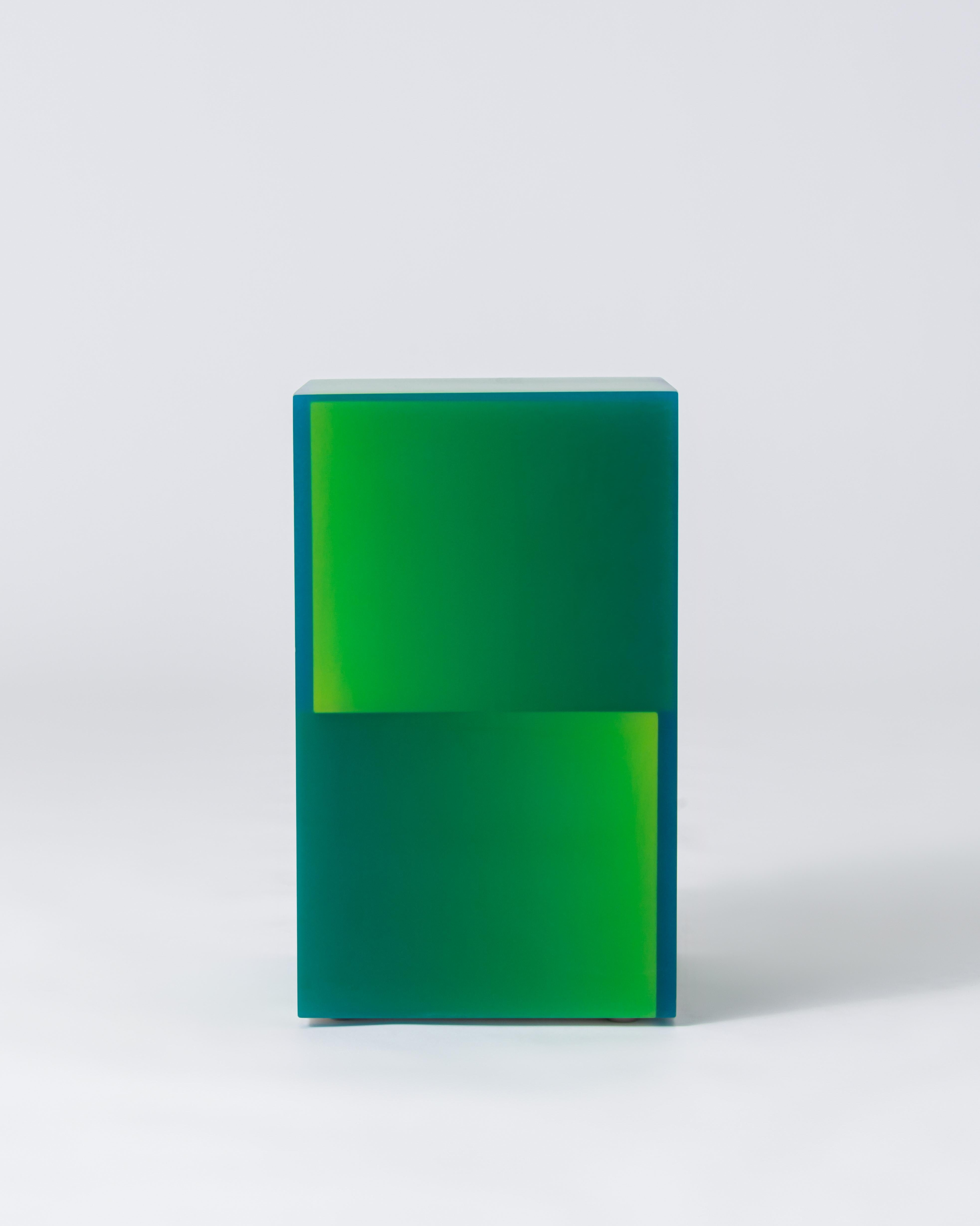 Geometrischer beidseitiger schaltkasten aus epoxidharz moderner beistelltisch hocker grün von Facture (Moderne) im Angebot