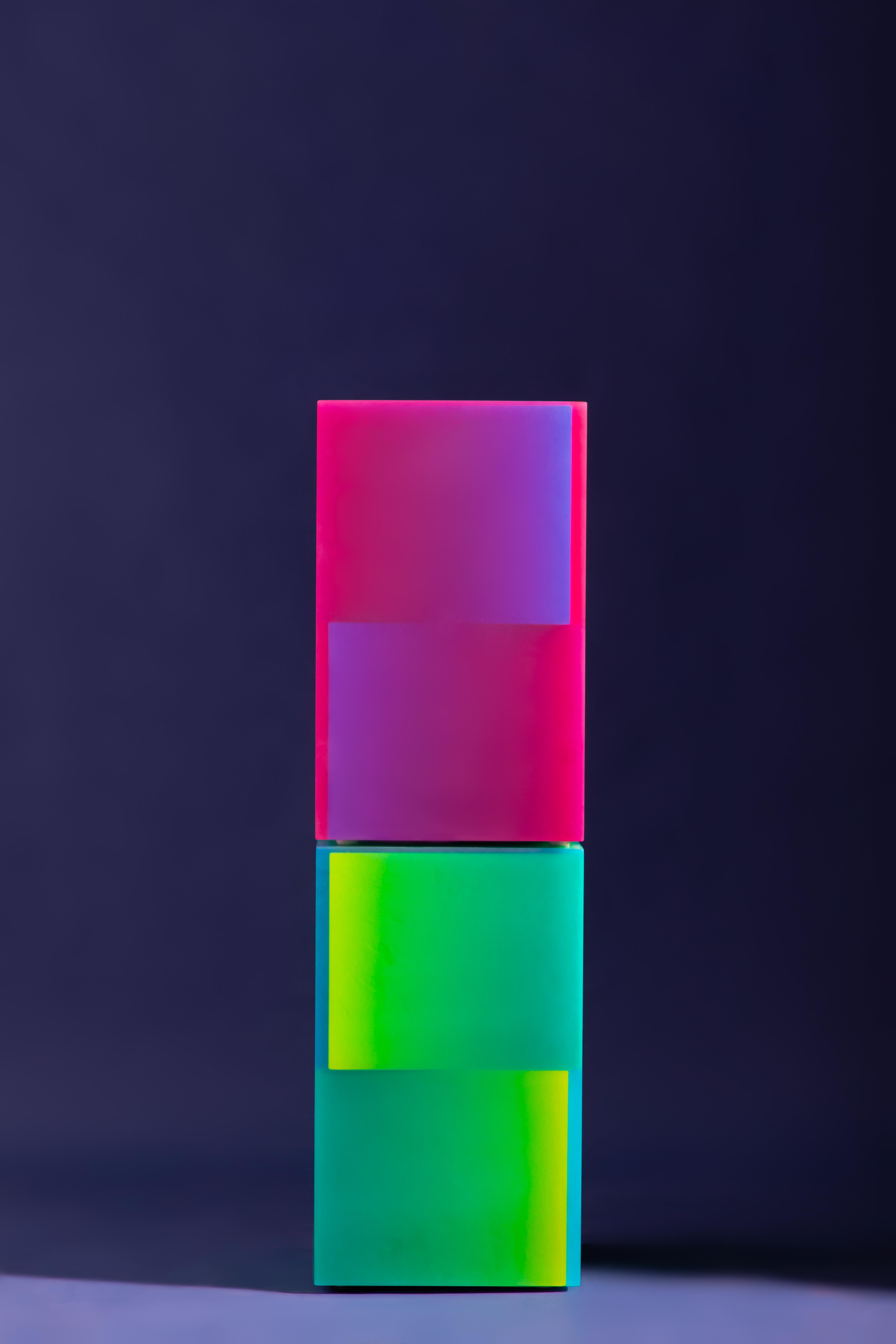 Geometrischer beidseitiger schaltkasten aus epoxidharz moderner beistelltisch hocker grün von Facture (amerikanisch) im Angebot