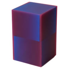 Taburete de mesa auxiliar geométrico de resina epoxi púrpura oscuro by Facture